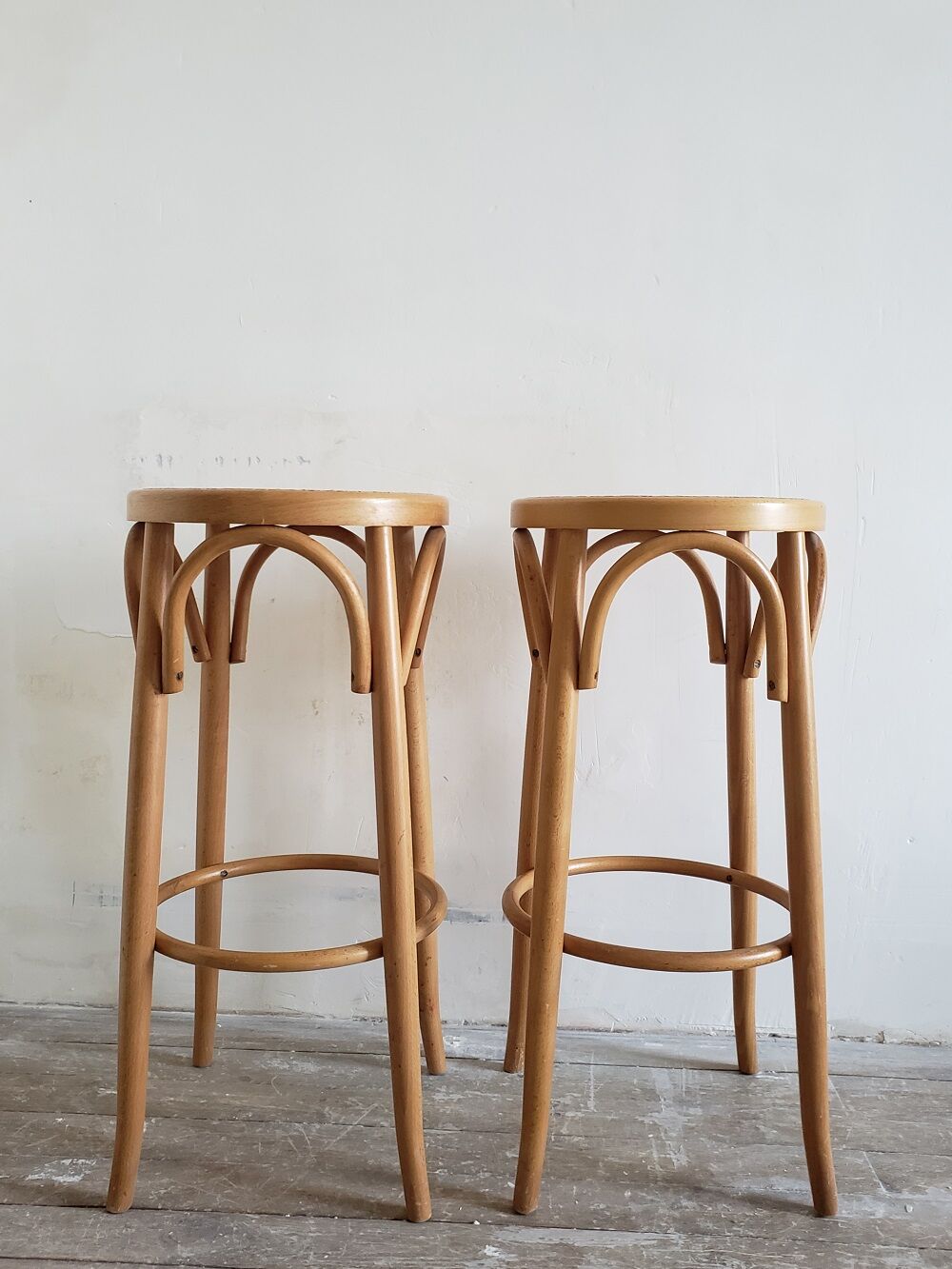 2 bar stools