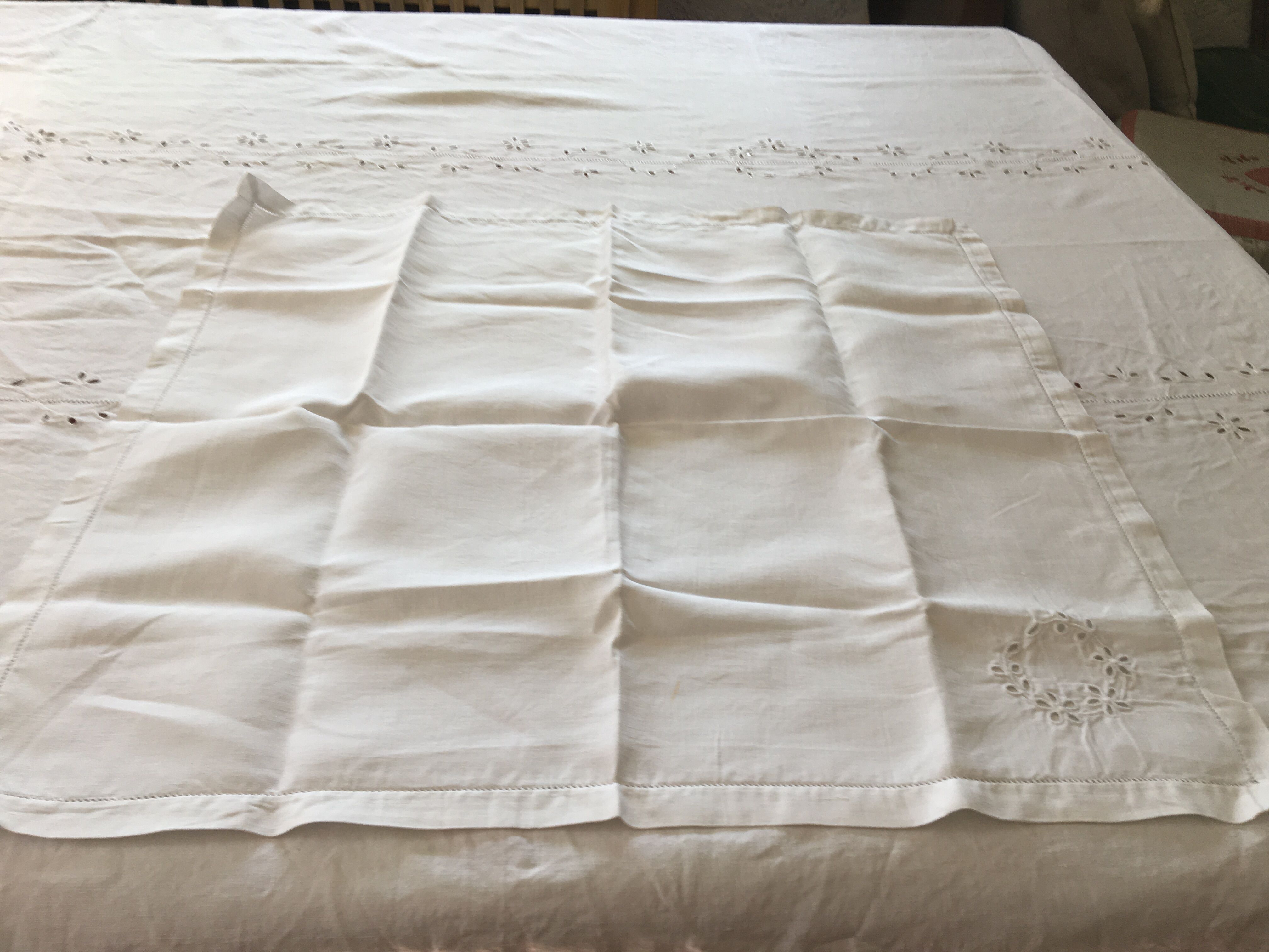 Service de table avec broderie blanche fait main sur toile de lin