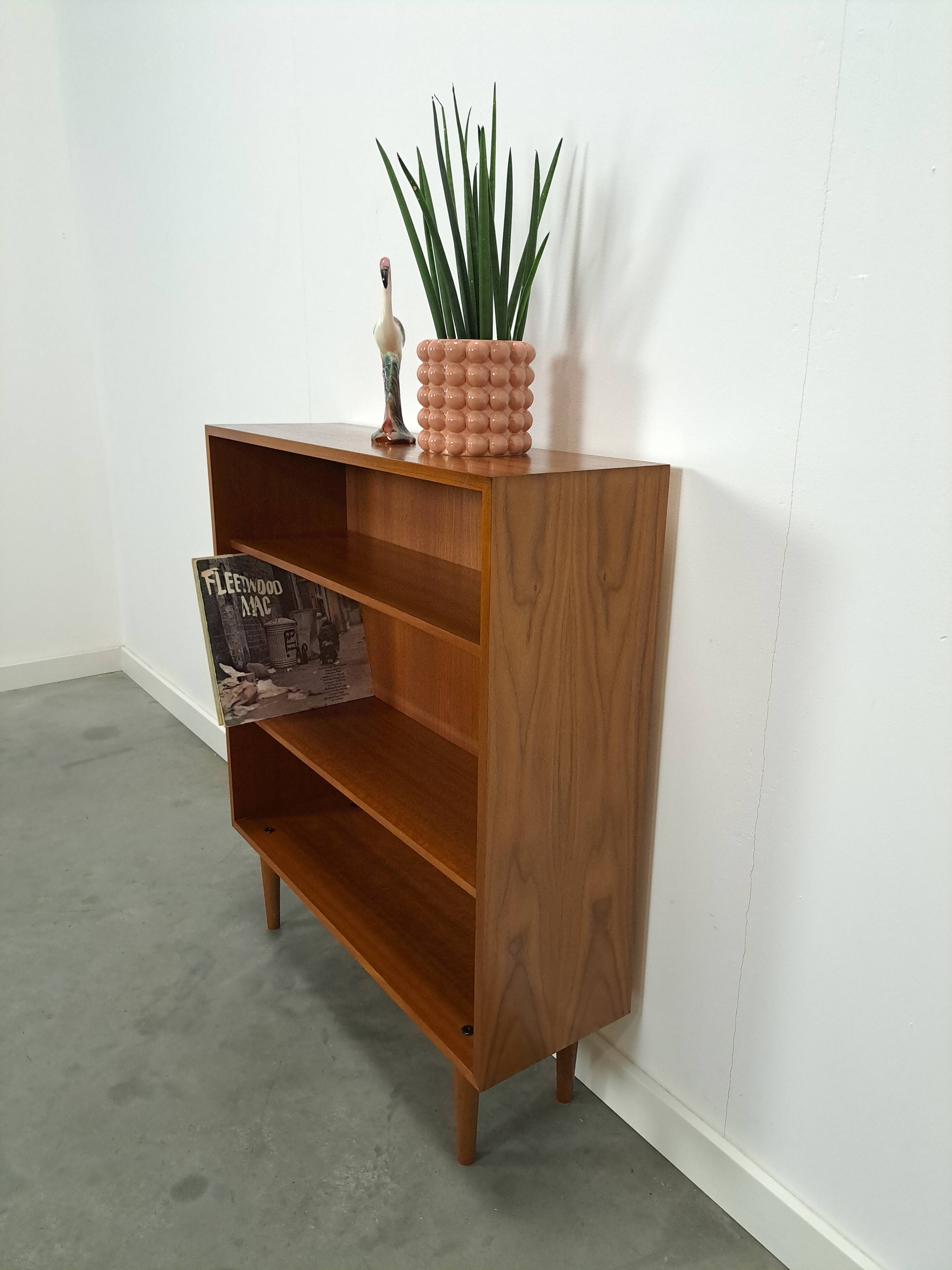 Noten fineer boekenkast LP kast met legplanken nr. 2