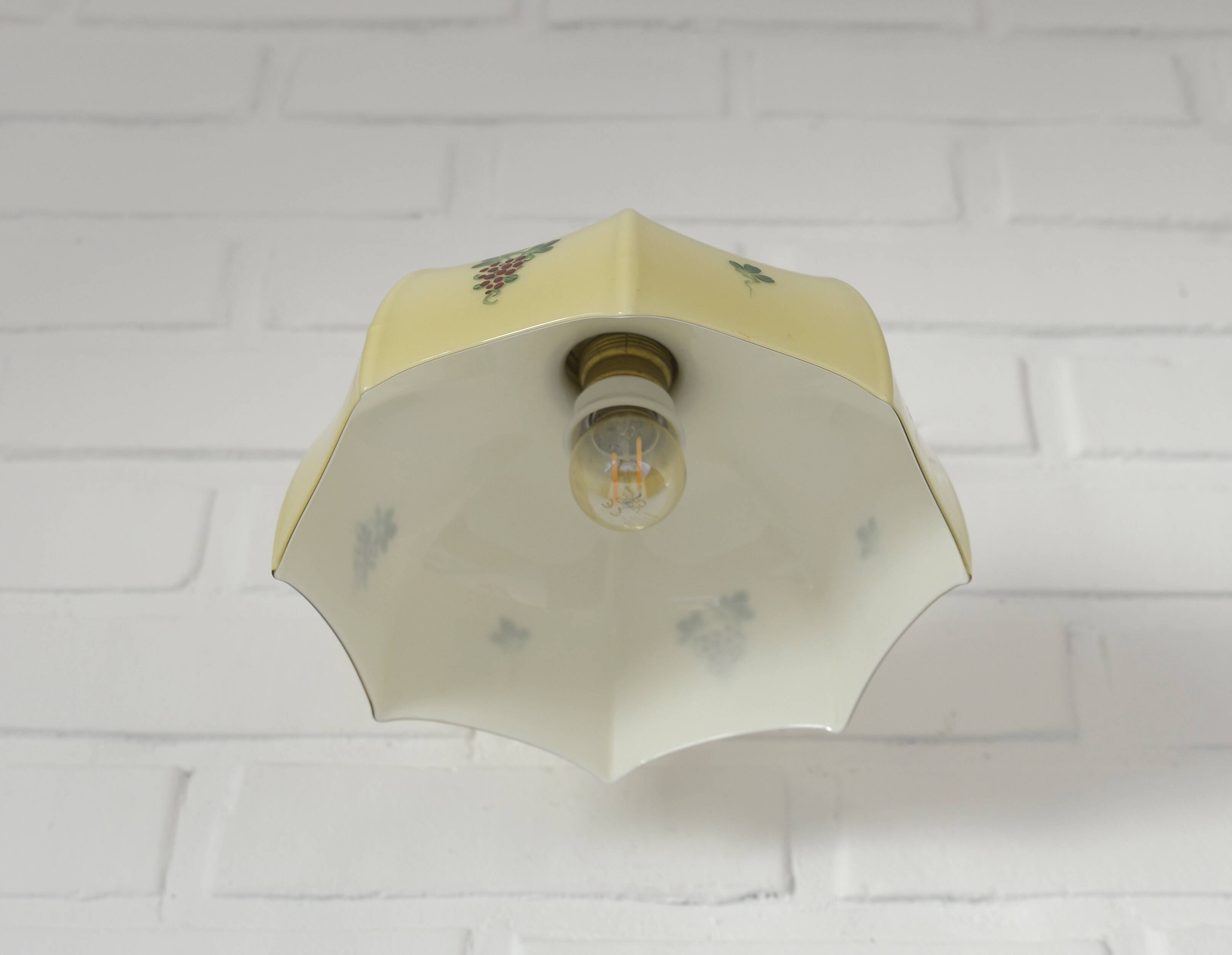 Applique murale vintage en verre beige, style années 1950, avec col de cygne et luminaire en laiton.