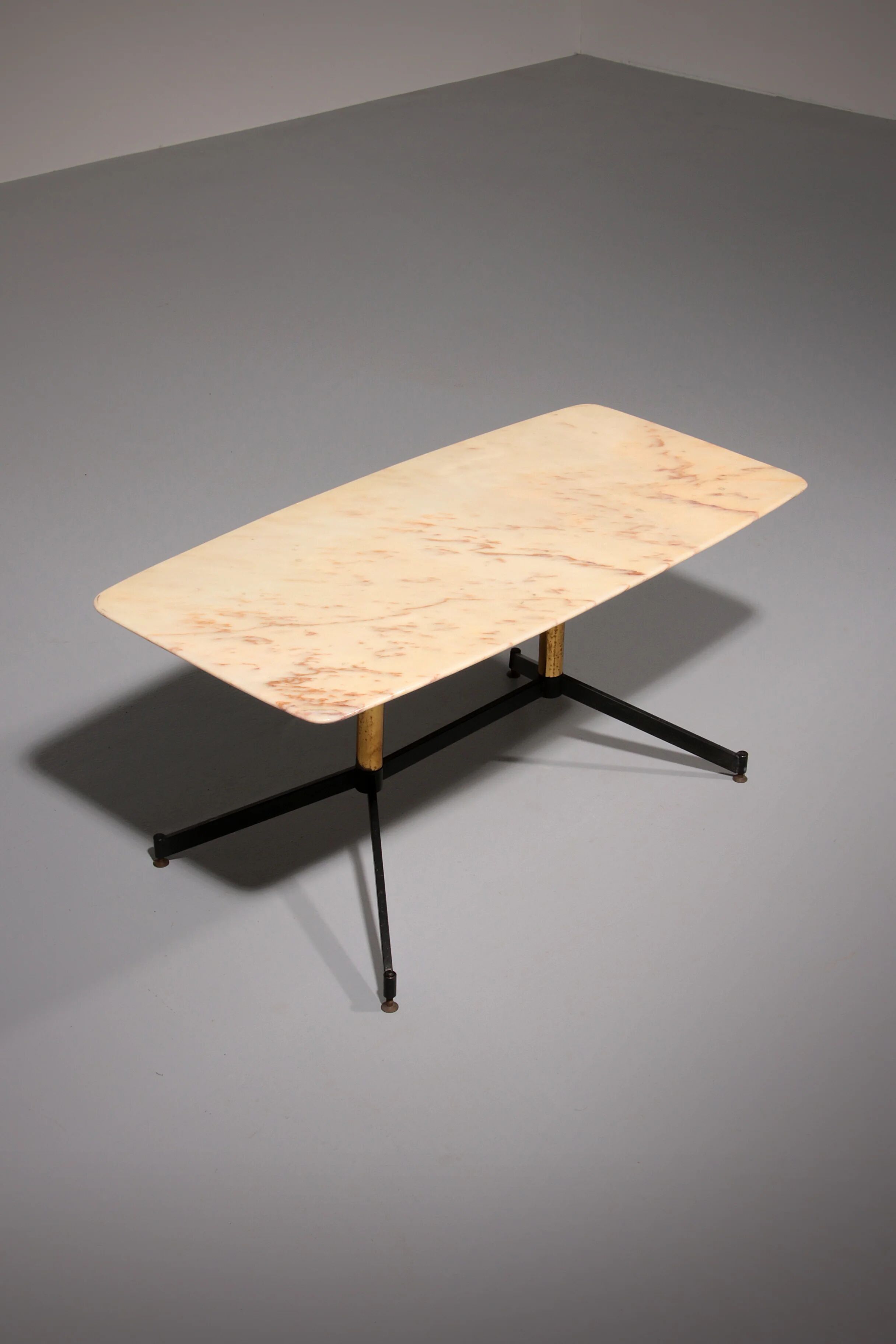 Table basse en marbre italien, style Gio Ponti, métal et laiton, années 1960