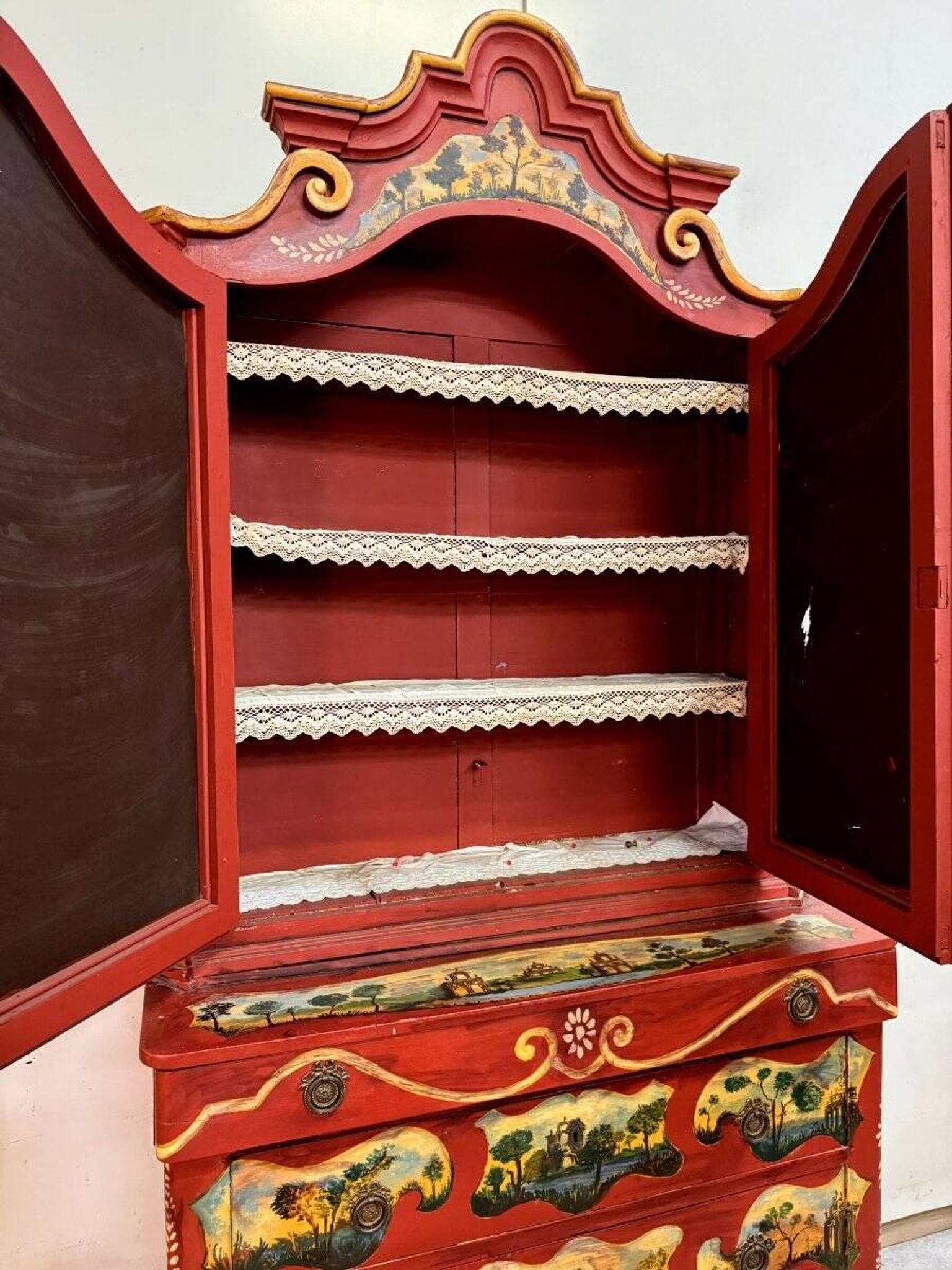 Cabinet bibliothéque Venitien style Louis XV en bois laqué