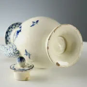 Cafetière ancienne en faïence blanche décorée, Europe XIX Century