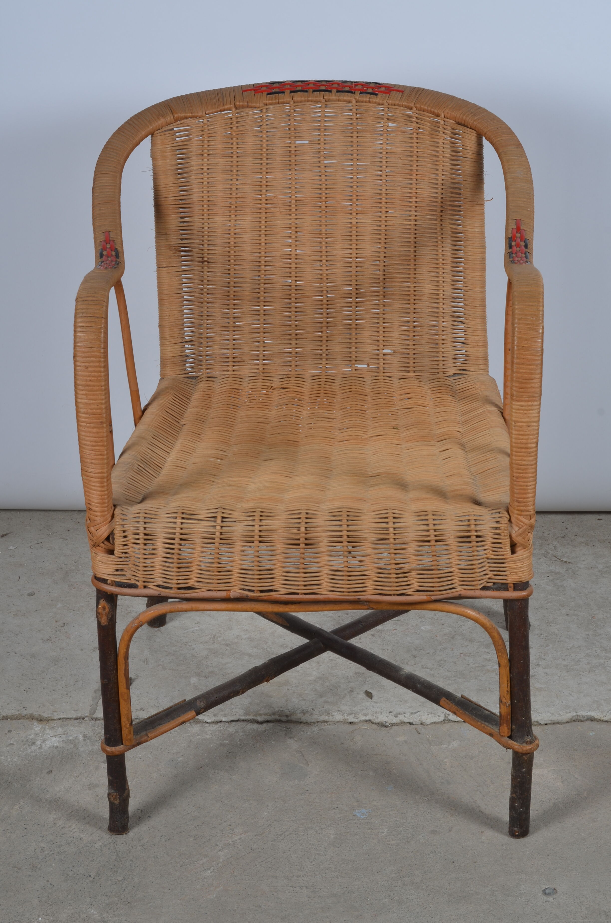 Rattan armchair and adult scoubidou