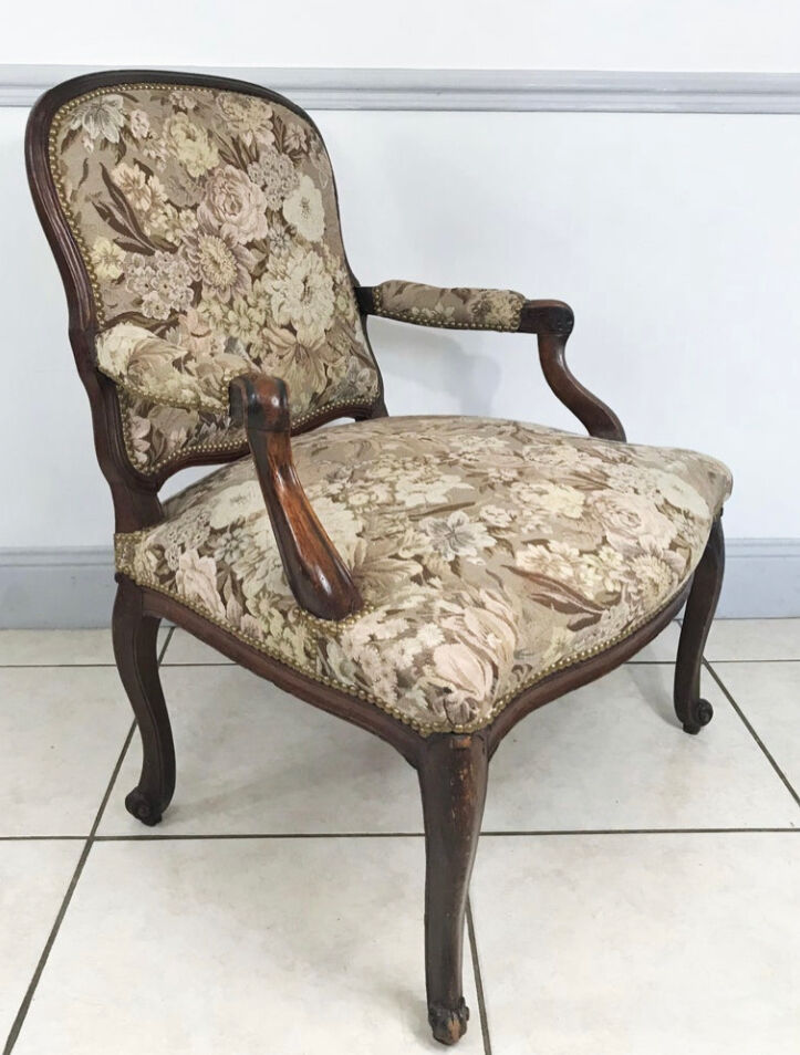 Louis XV vintage cabriolet armchair "à la Reine", 18th century