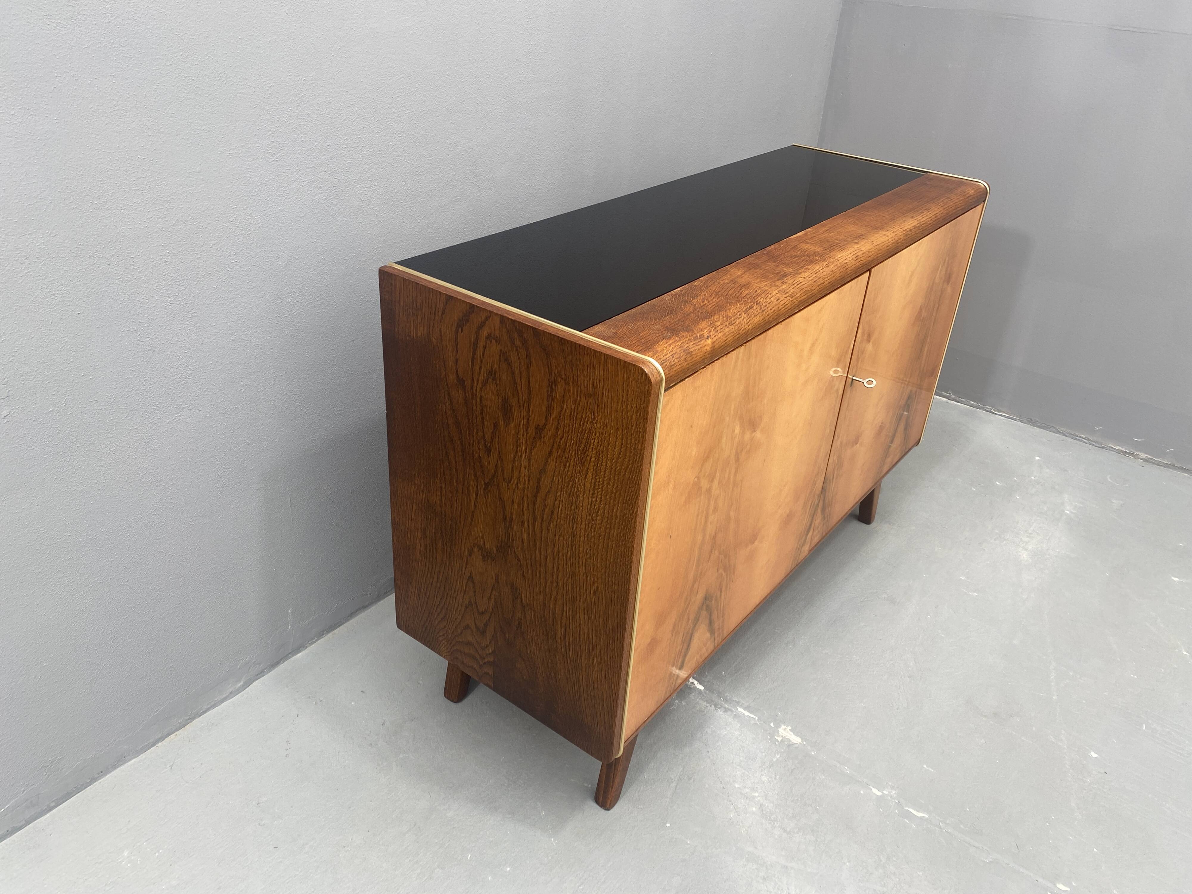 Buffet Jitona en verre opaxite, années 1960