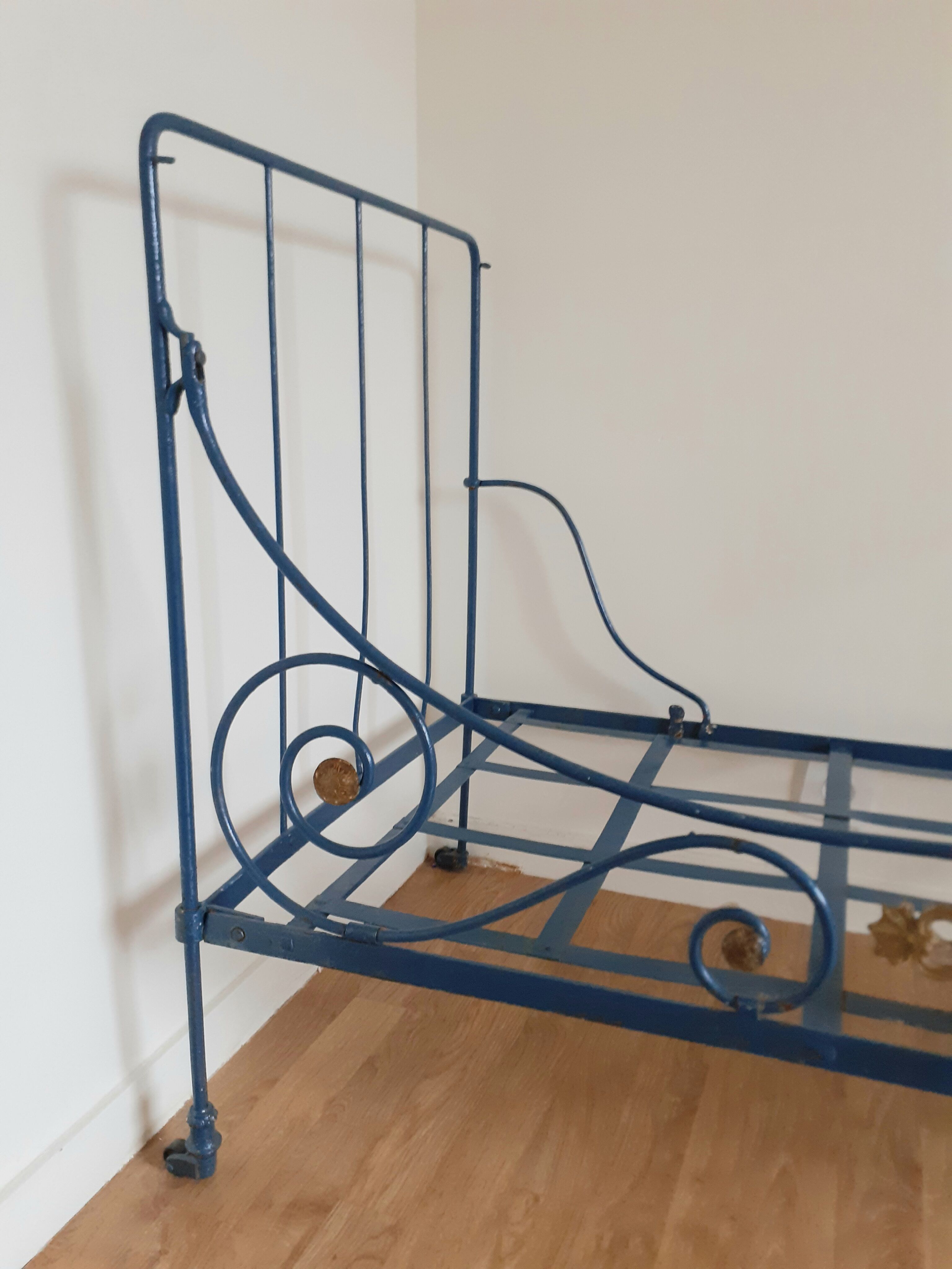 Wrought iron child bench bed