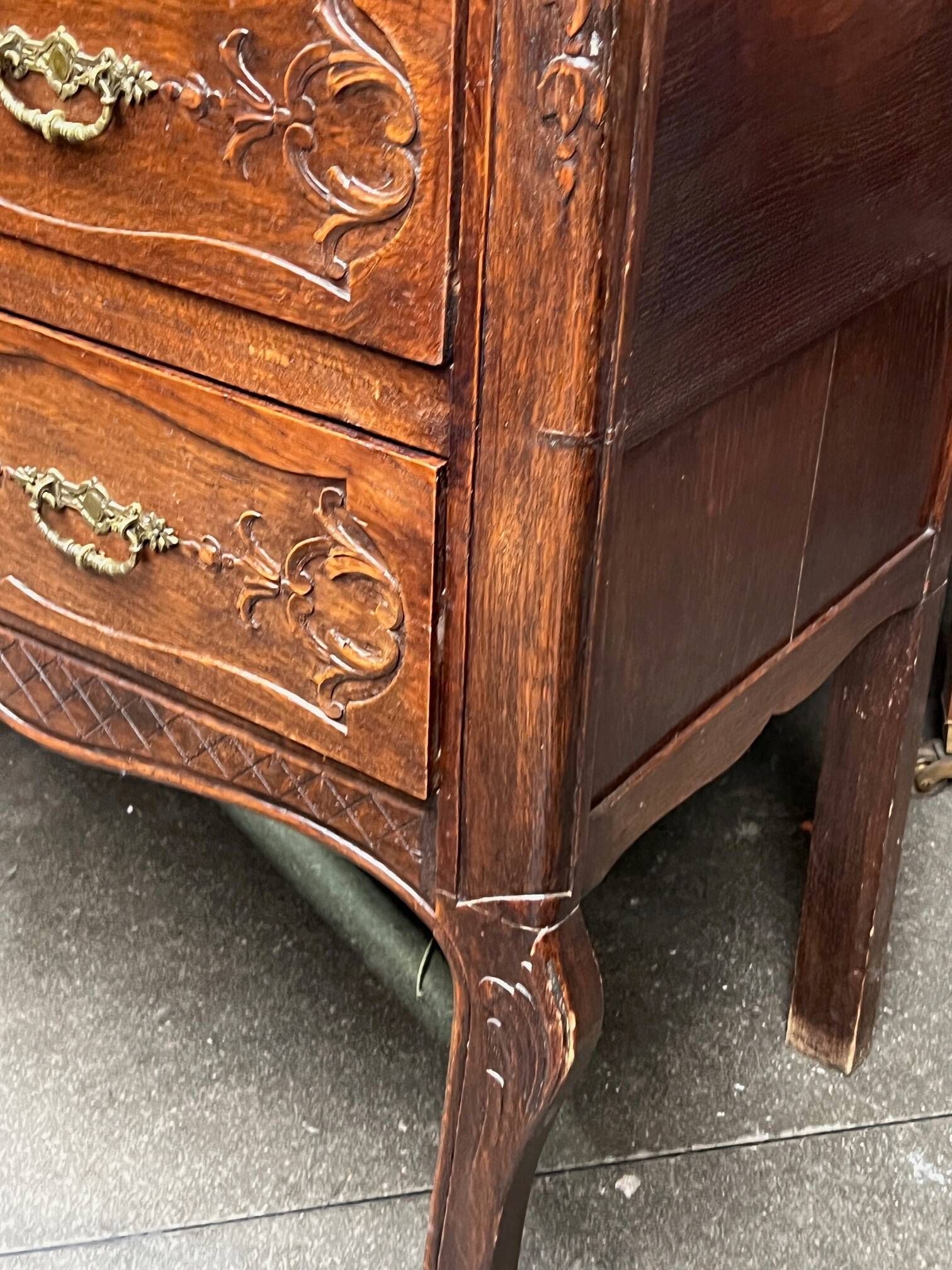 Antique Louis XV style chest of drawers from the 1800s.