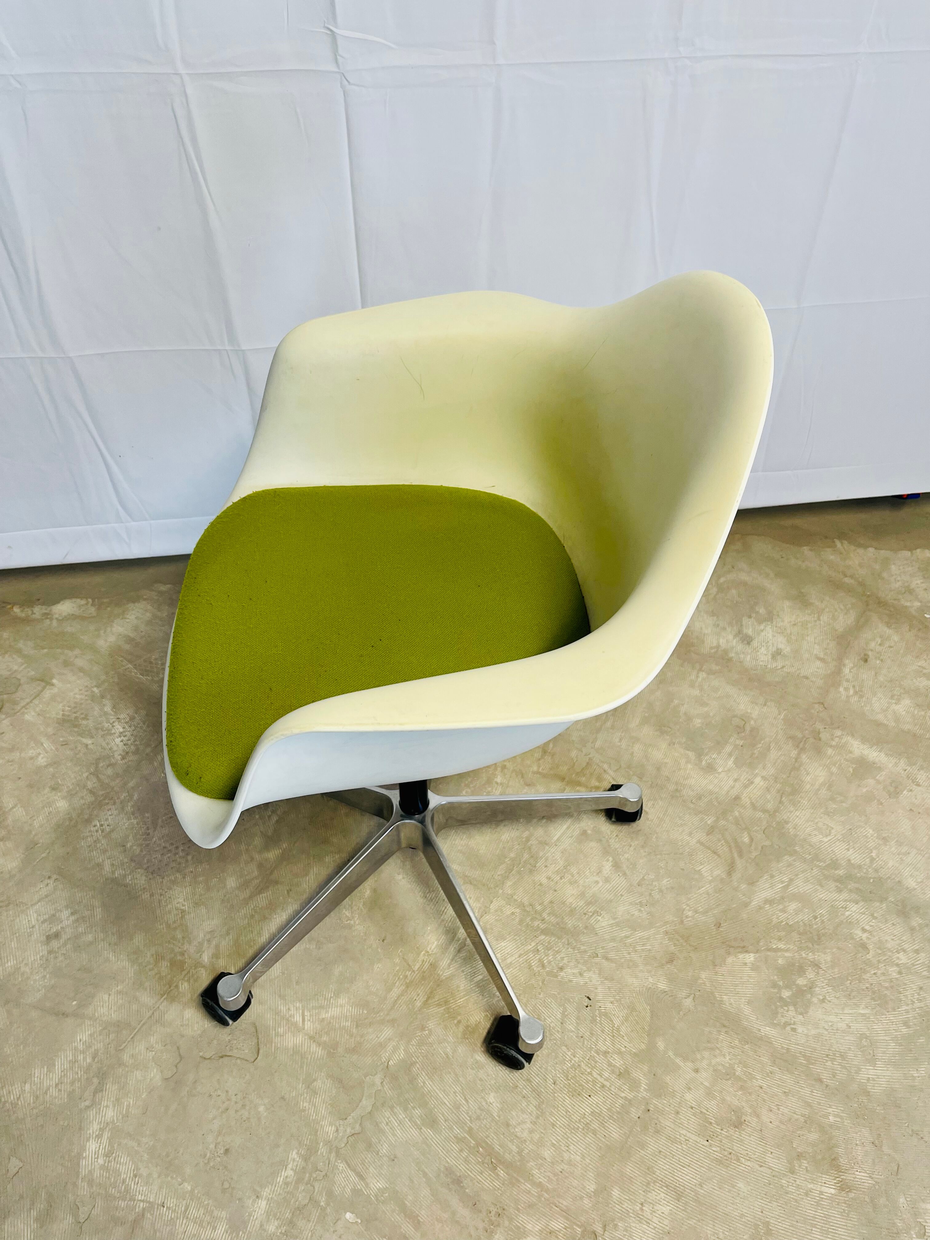 Fauteuil plastic armchair de Charles et Ray Eames édition Vitra