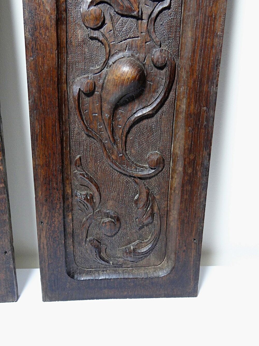 Pair of decorative wall panels in carved wood from the 19th century.