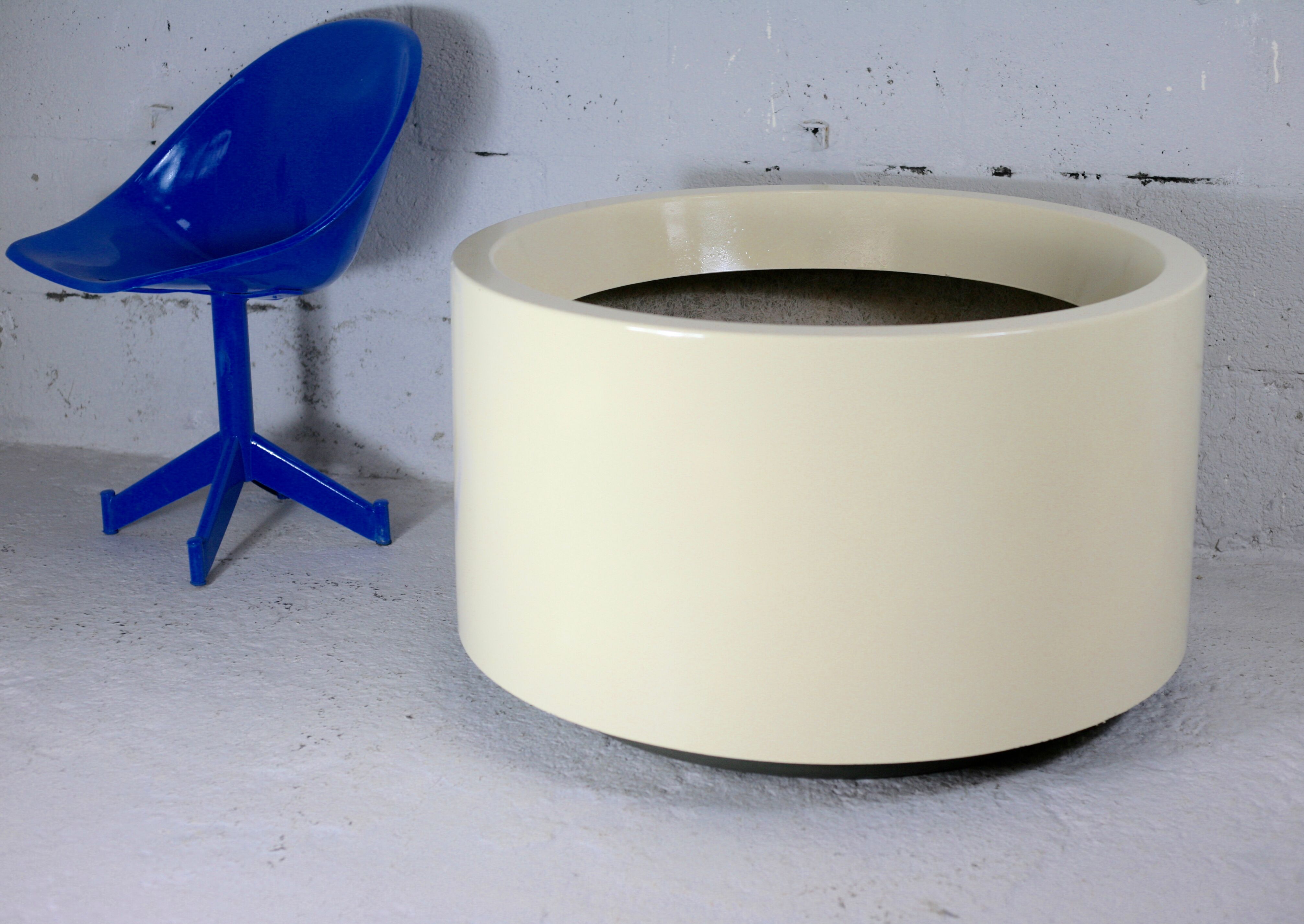 Important cylindrical planter in cream lacquered fiberglass, circa 1970
