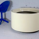Important cylindrical planter in cream lacquered fiberglass, circa 1970
