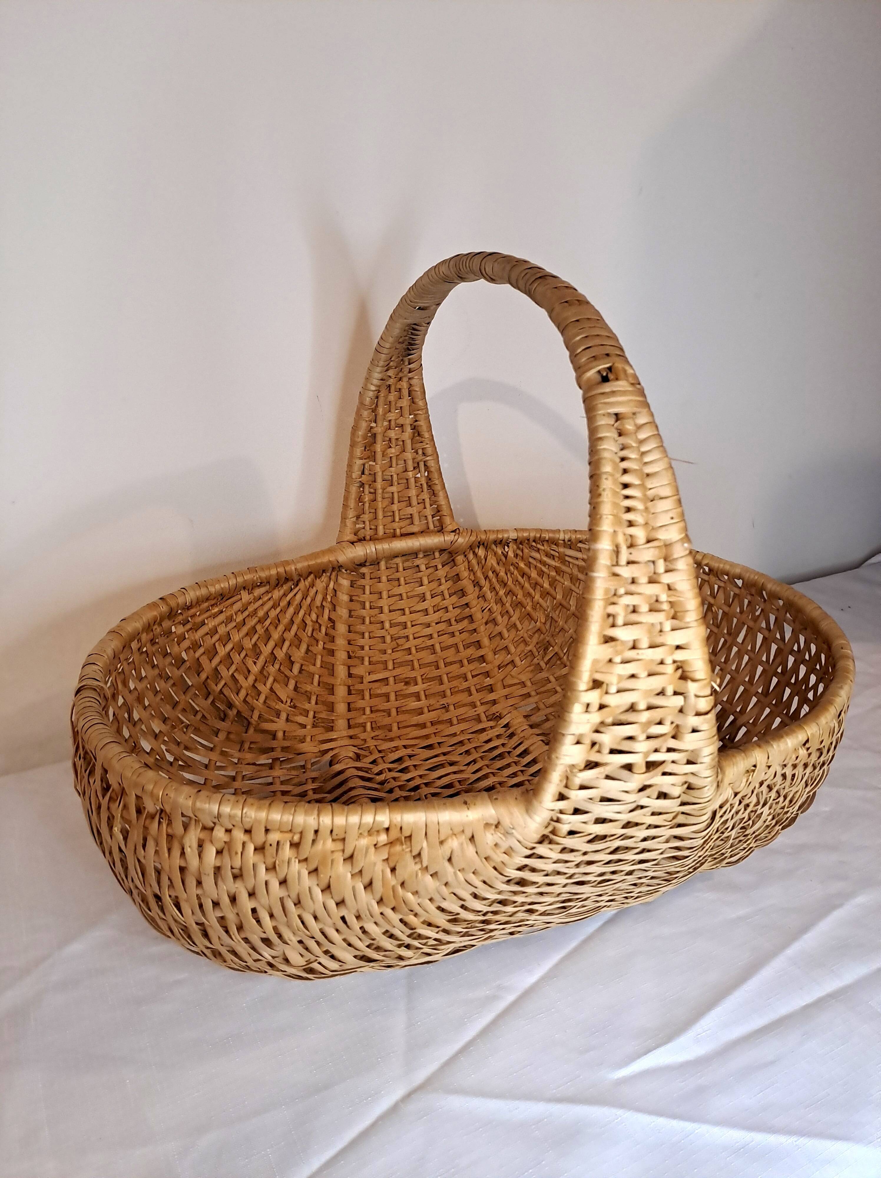 Large vintage light wicker basket – Integrated central handle