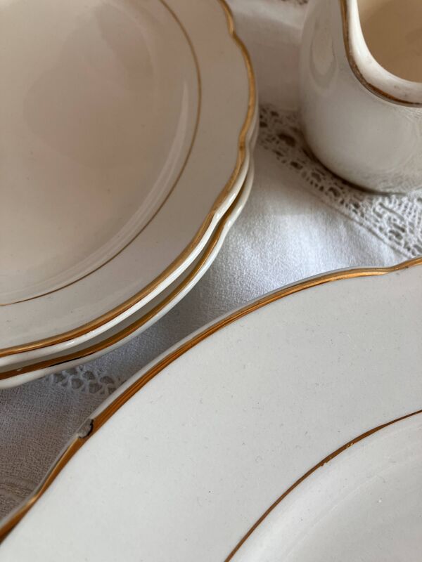 Service 53 pièces assiettes et plats Villeroy & Boch écru et doré modèle Saar