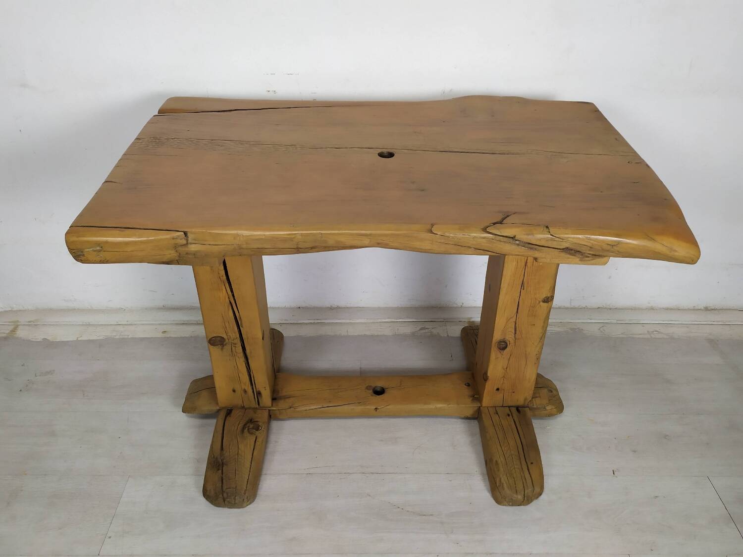 Table extérieur brutaliste