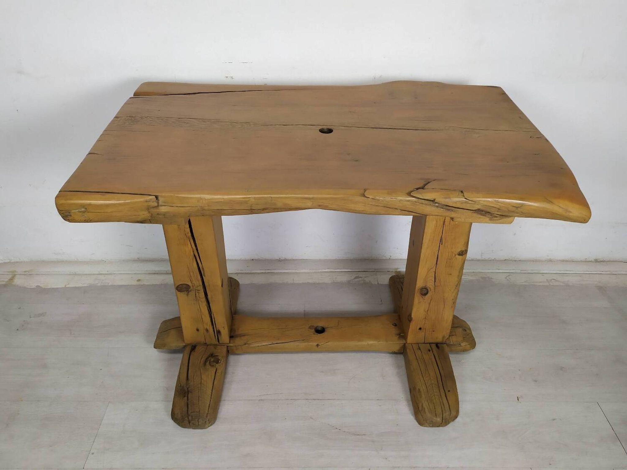 Table extérieur brutaliste