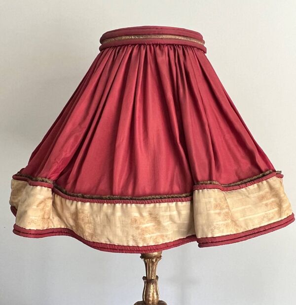 Lampadaire en bois et stuc doré fin XIXem Art Nouveau avec abat jour tissus