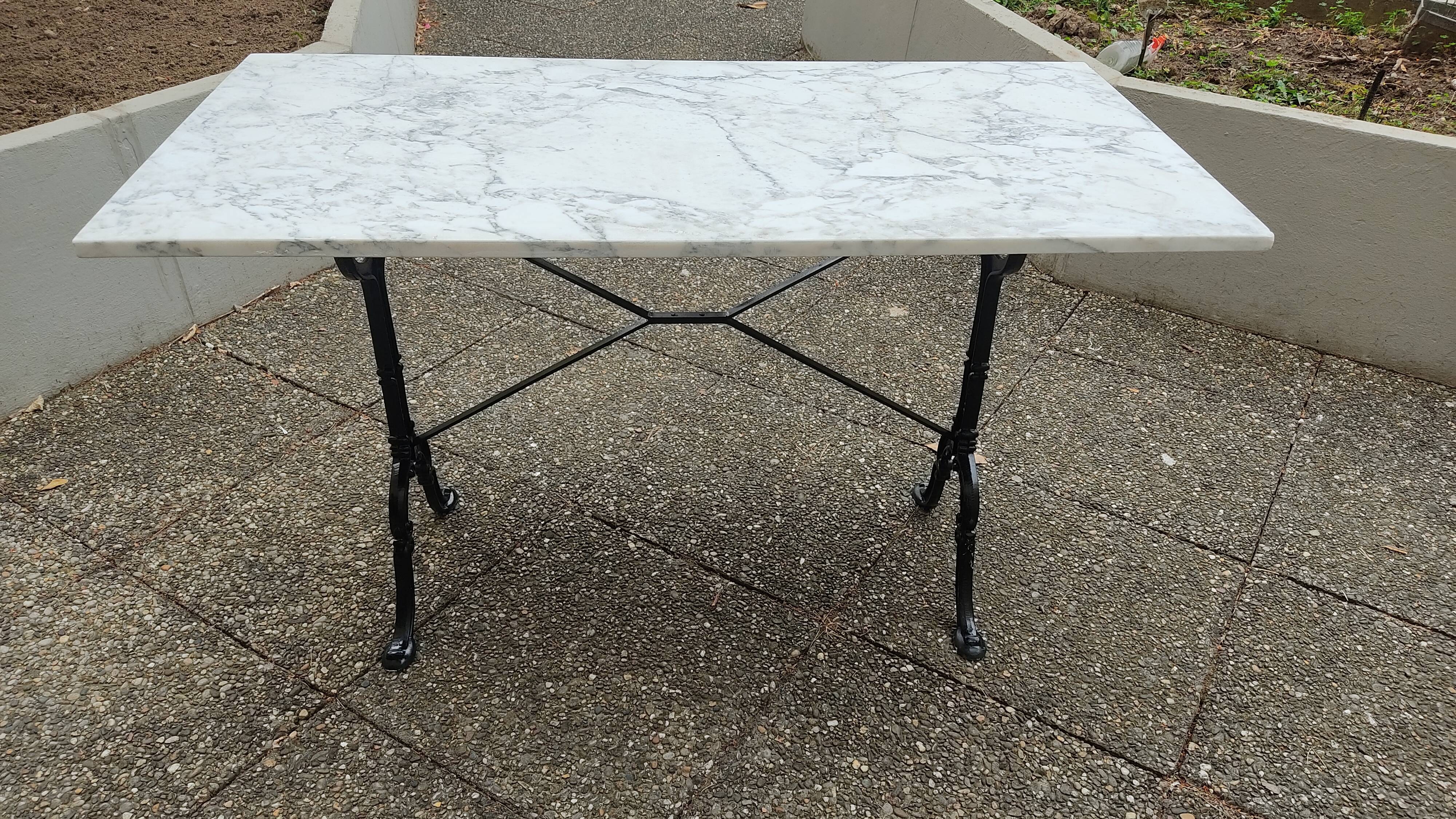 Table bistrot en marbre, piètement en fonte signé Godin, L 120 cm, made in France !