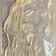 Plaque sculptée en nacre, deux jeunes filles au bain