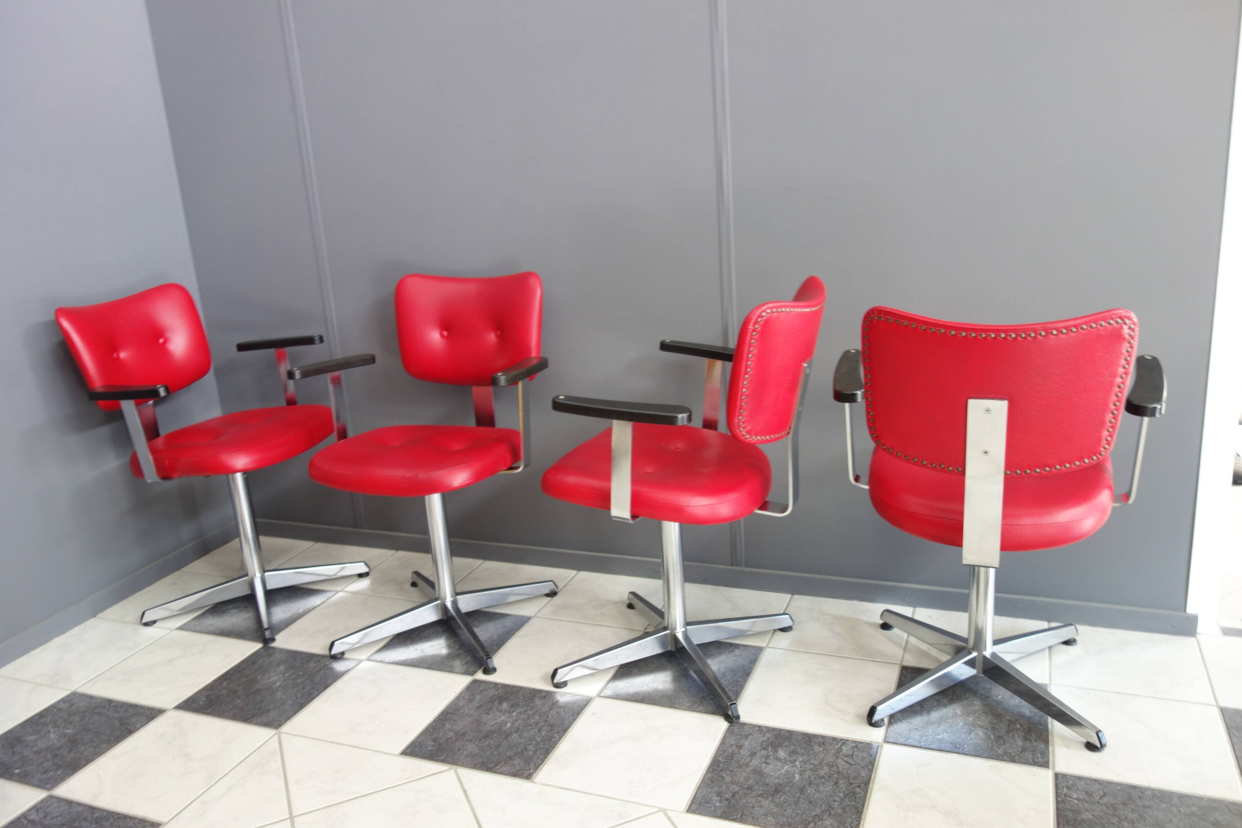 Quatre chaises de barbier en cuir rouge des années 1960 avec accoudoirs bakelite