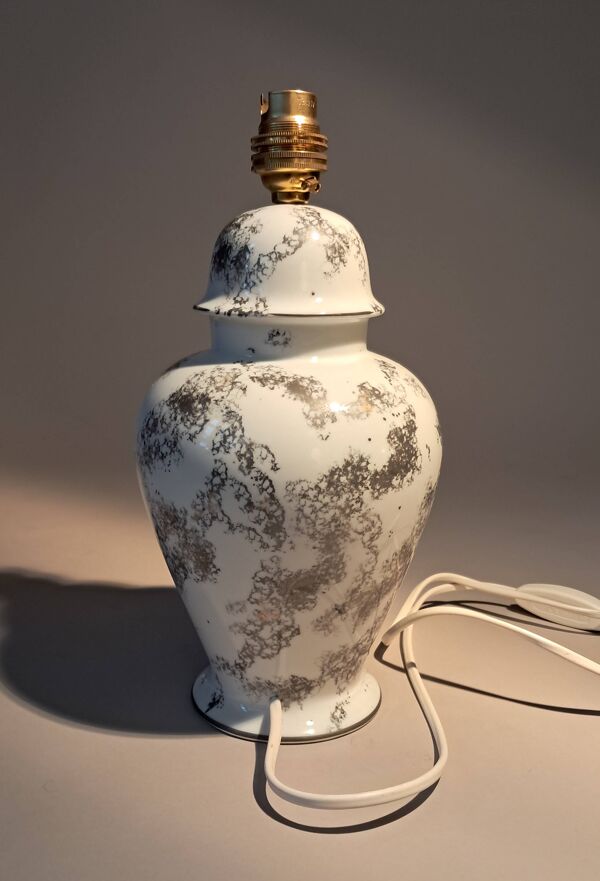 Lampe en porcelaine fine, décor peint à la main. Laure Selignac, Paris.