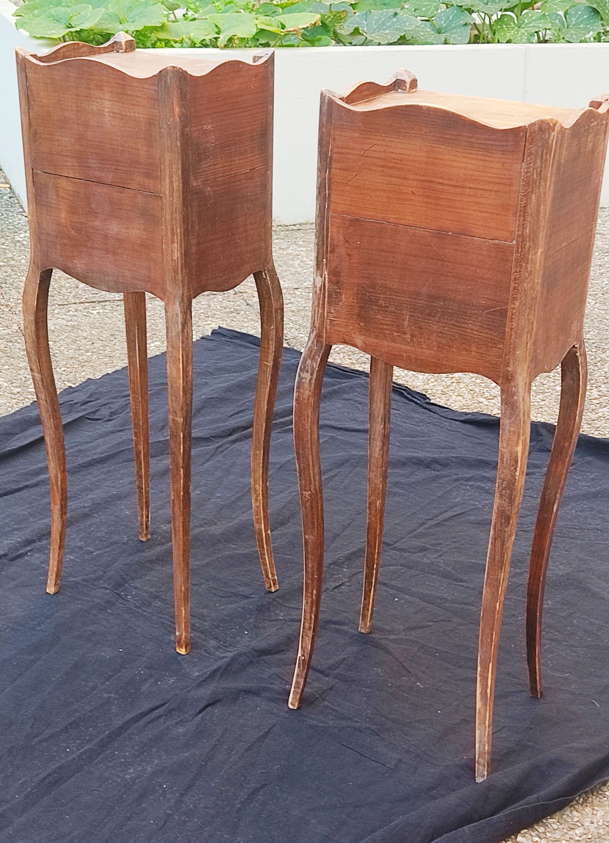 Tables de chevet en bois de noyer style Louis XV
