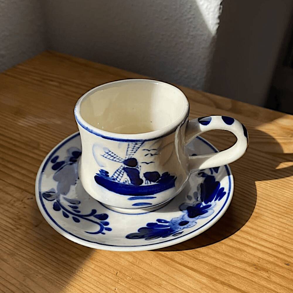 Tasse à café et soucoupe en Delft Blue peintes à la main