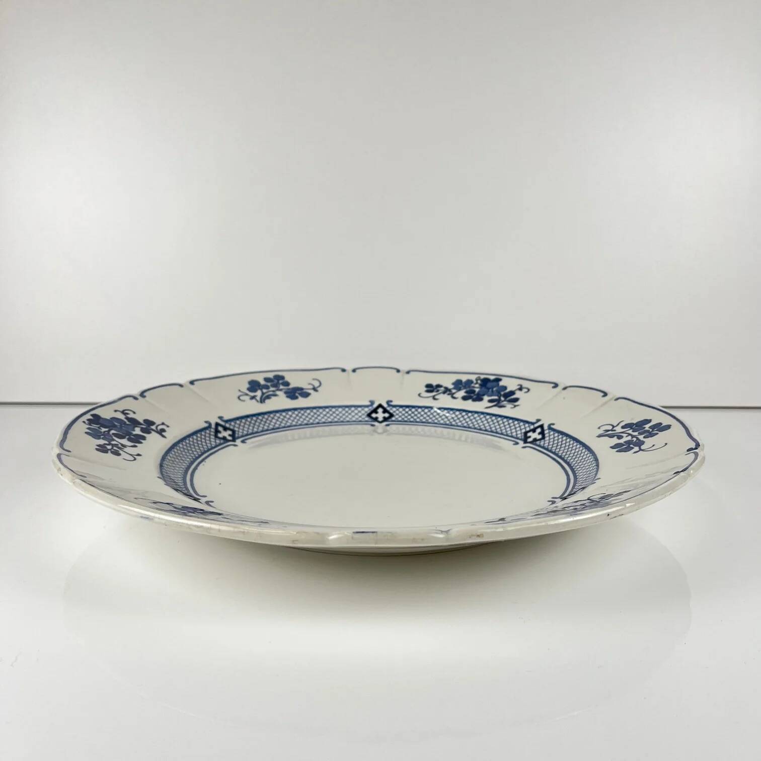Large round plate Terre de Fer KG Lunéville, model "Jane", blue, 1890-1915.