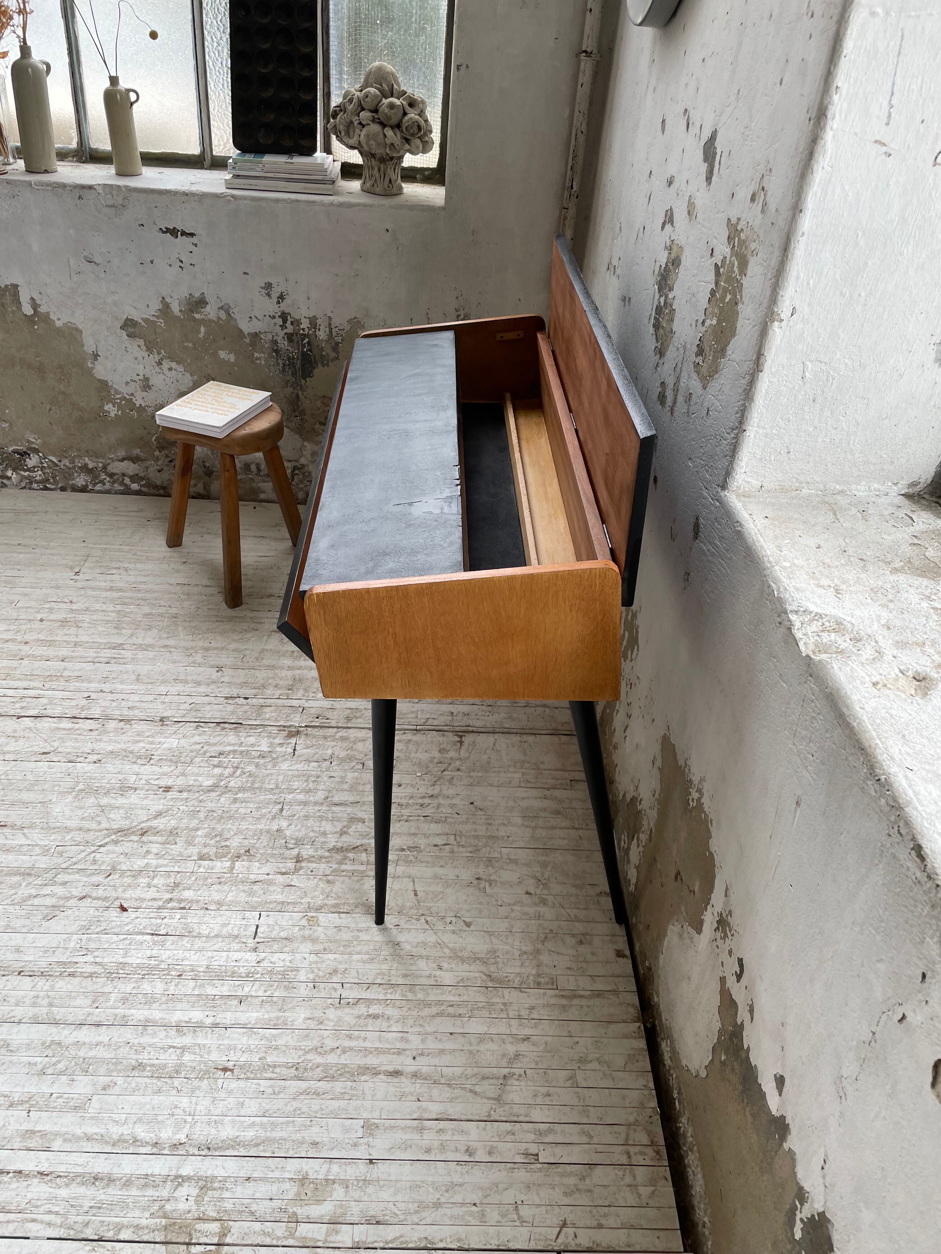 Console desktop feet compass 60s