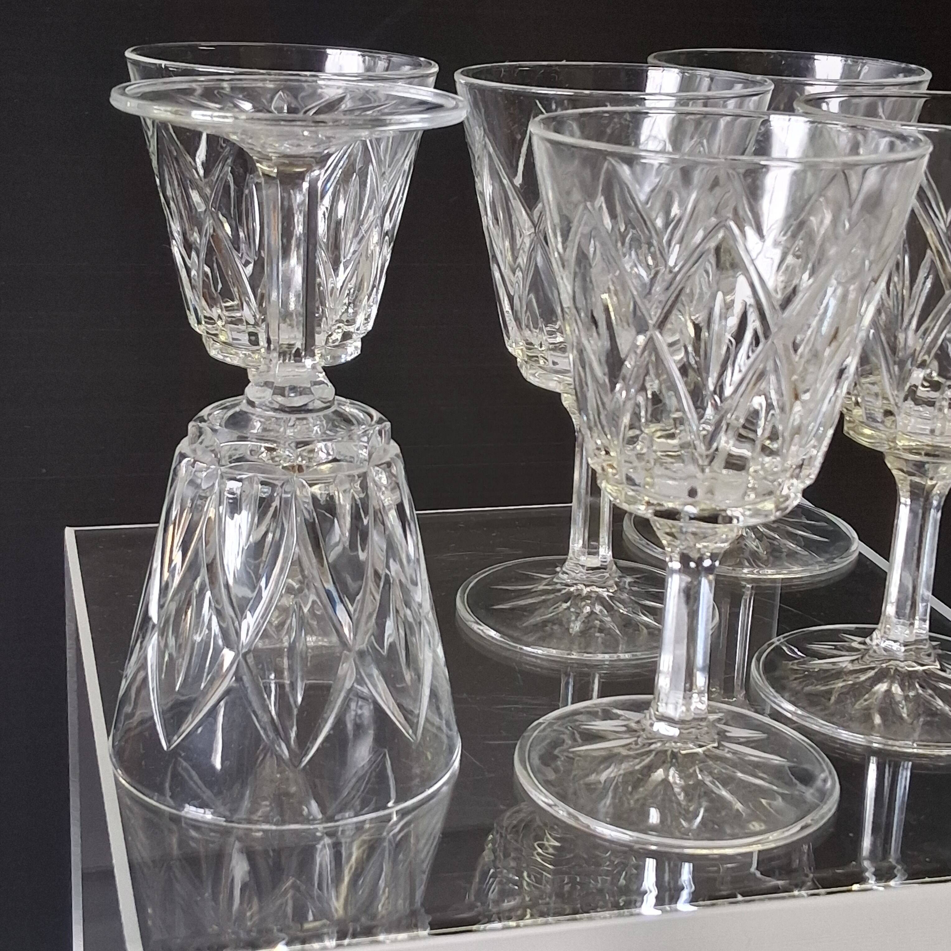 6 large wine glasses in semi-crystal from VMC in good condition.