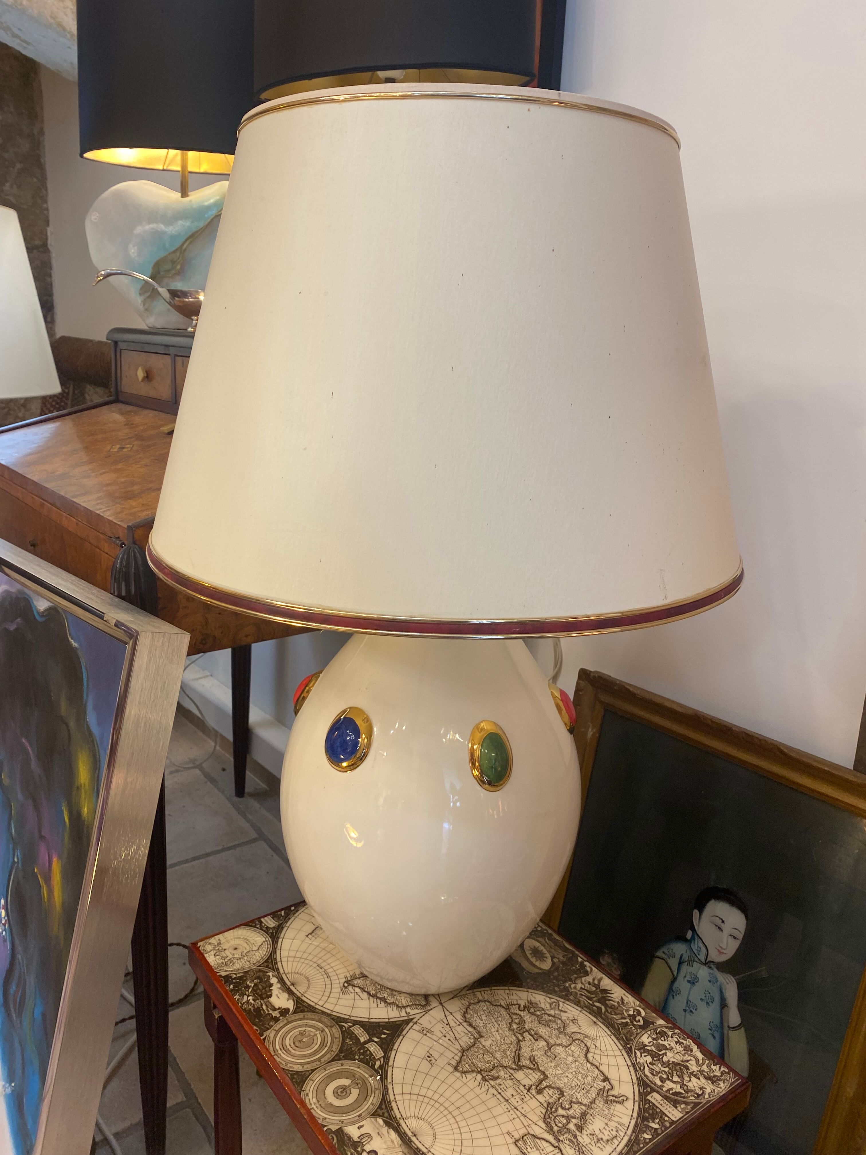Ceramic lamp with jewelry decorations