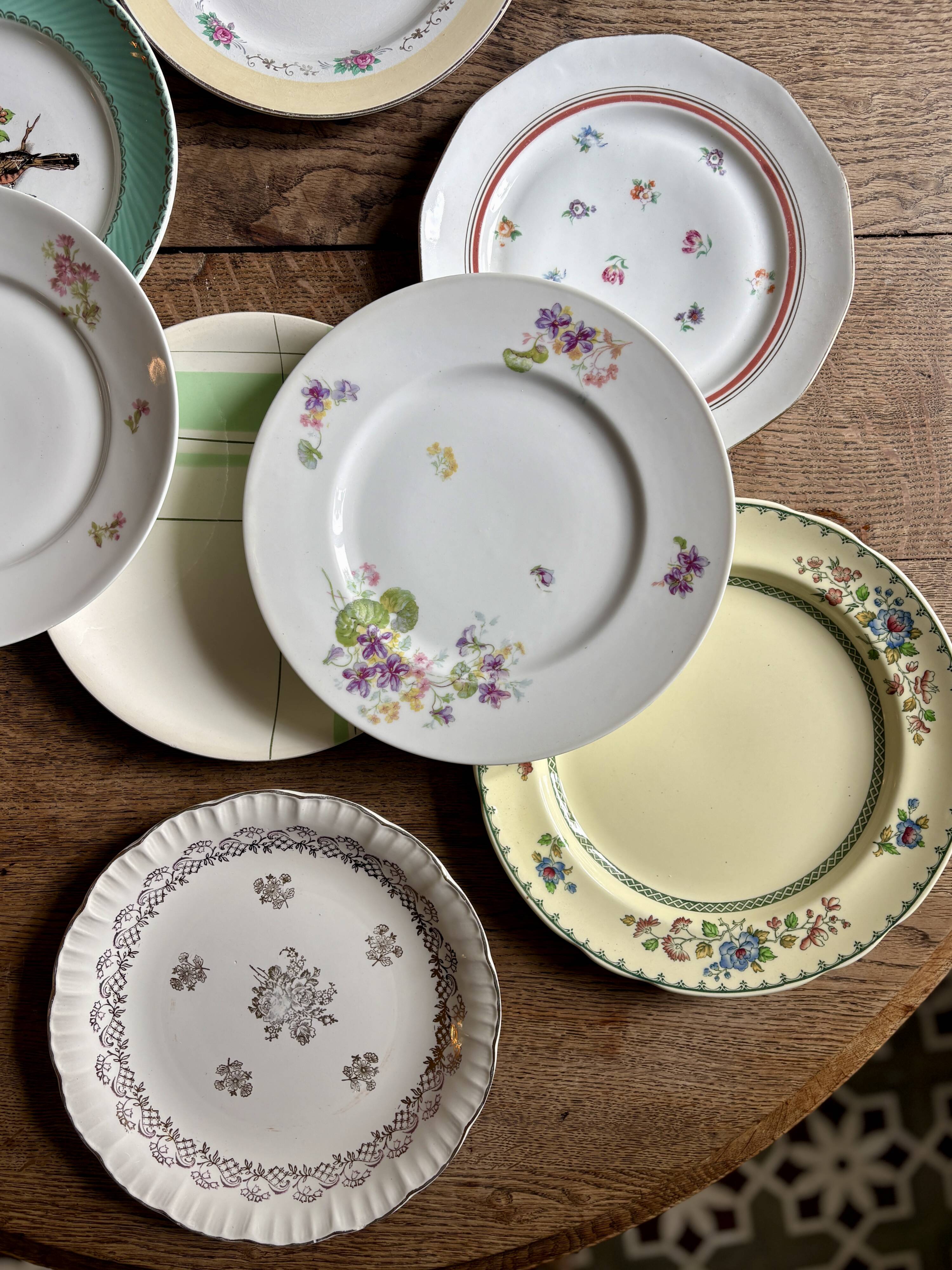 Lot de 12 assiettes plates vintage dépareillées