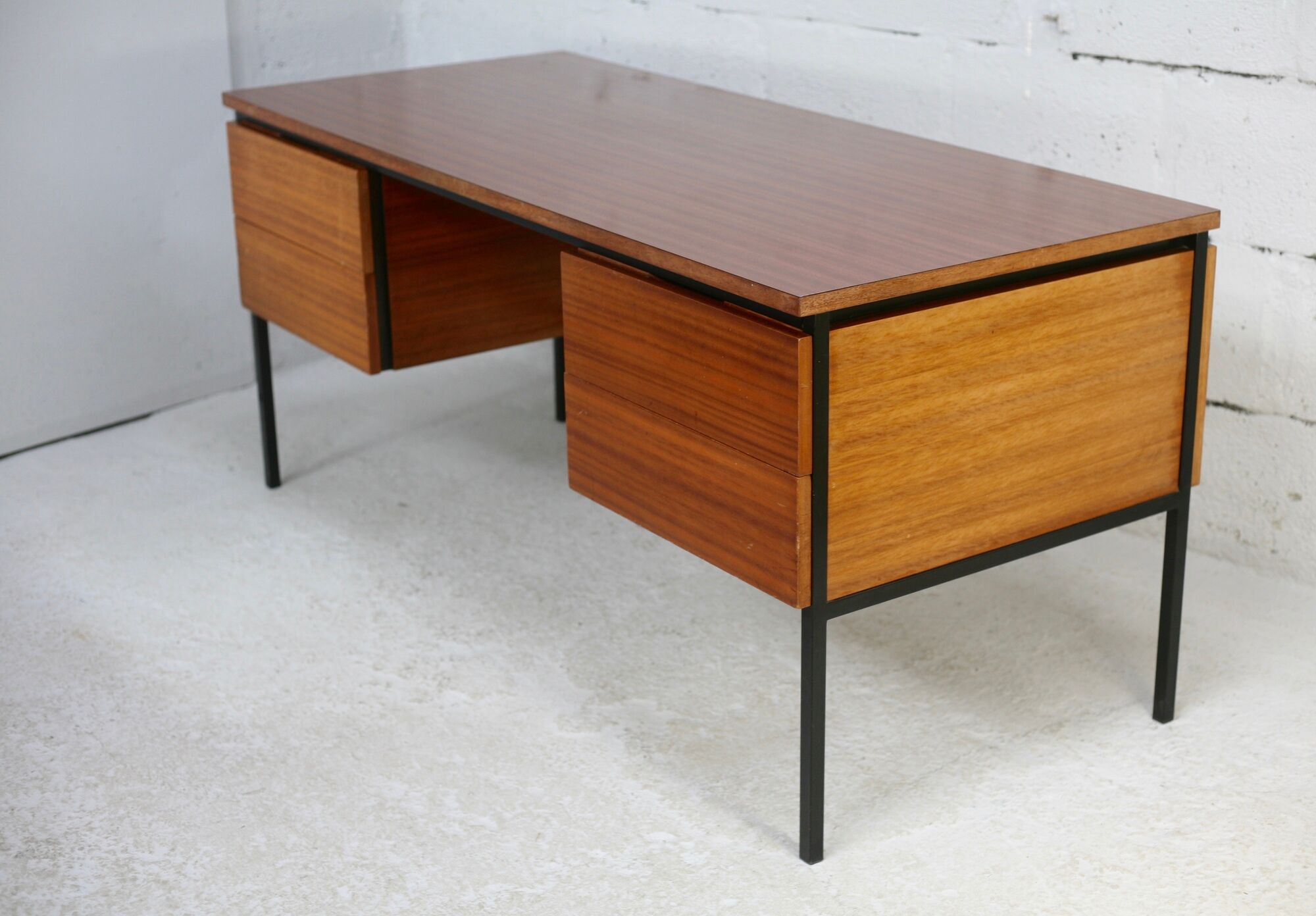 Desk 620 by Pierre guariche, Huchers Minvielle, France, circa 1955