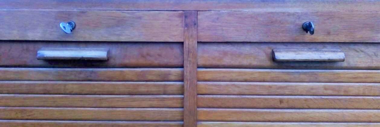 Cabinet to curtain, double, of the 1950s