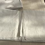 Paire de draps marqués LV