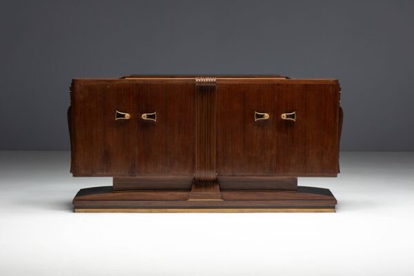 Buffet en noyer Art Déco avec des détails en laiton et une base sculpturale, France, années 1930.