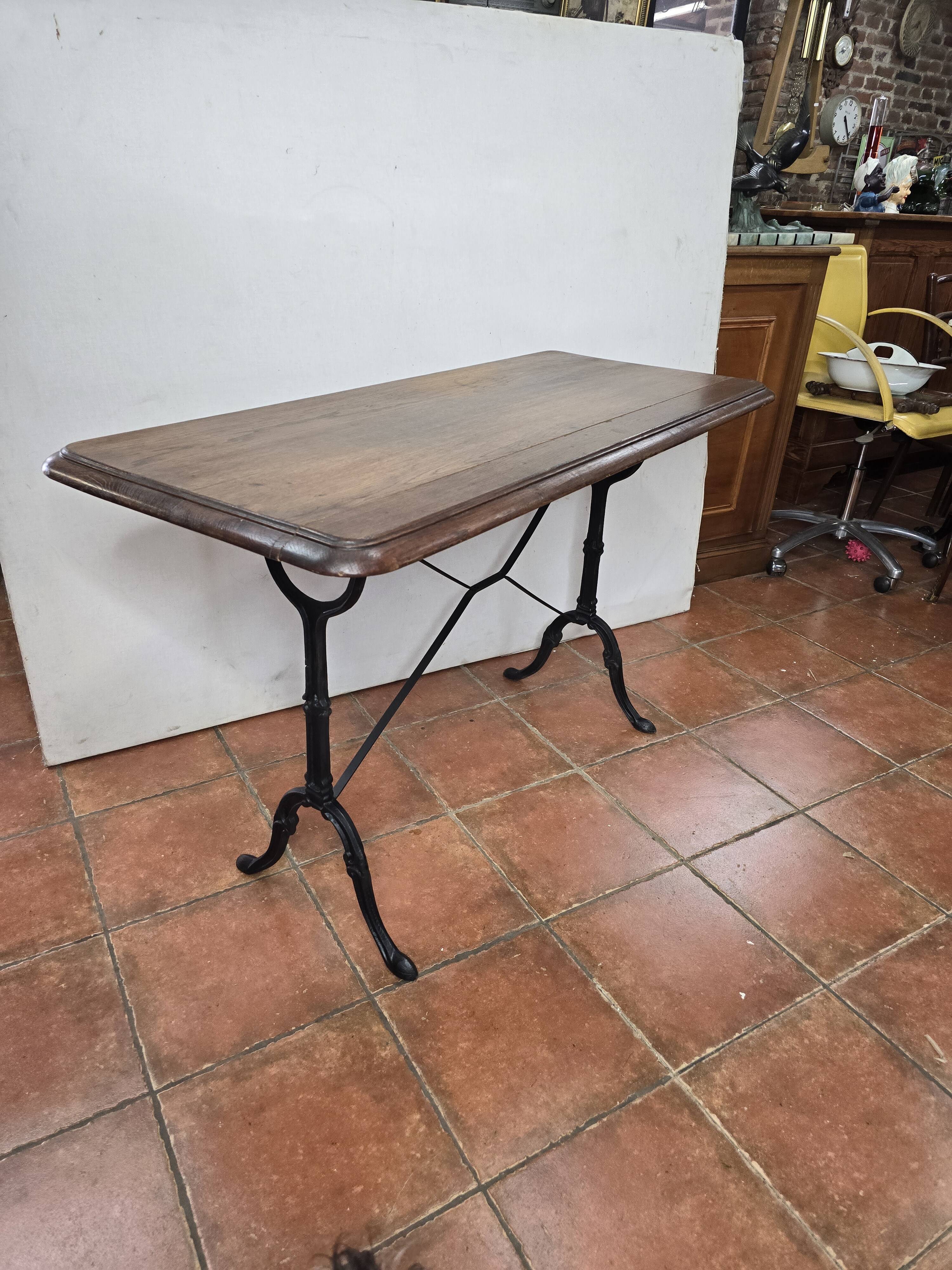 Old oak bistro table, 125cm long.