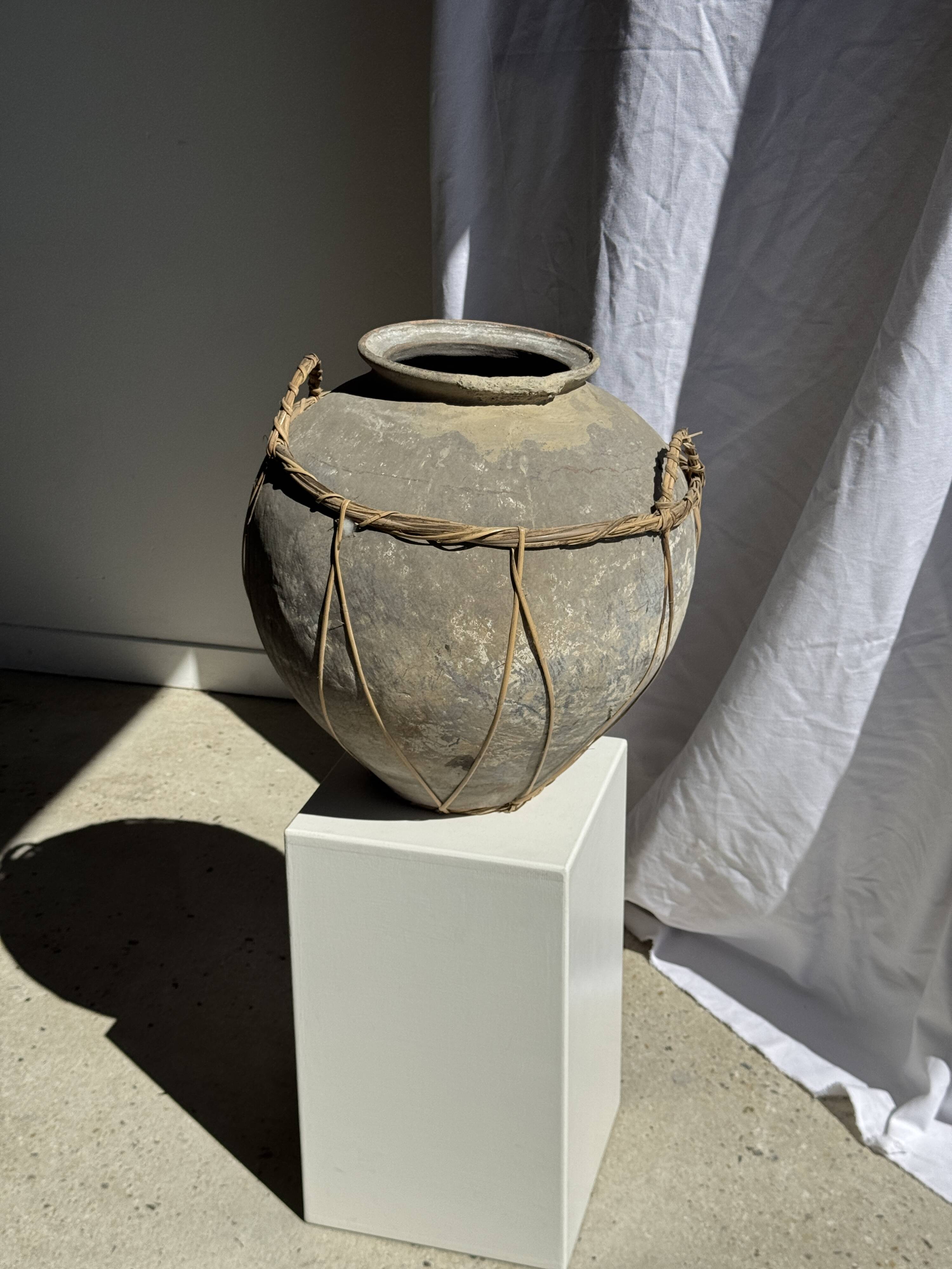 Pot en terre cuite gris clair à anses et croisillons en rotin