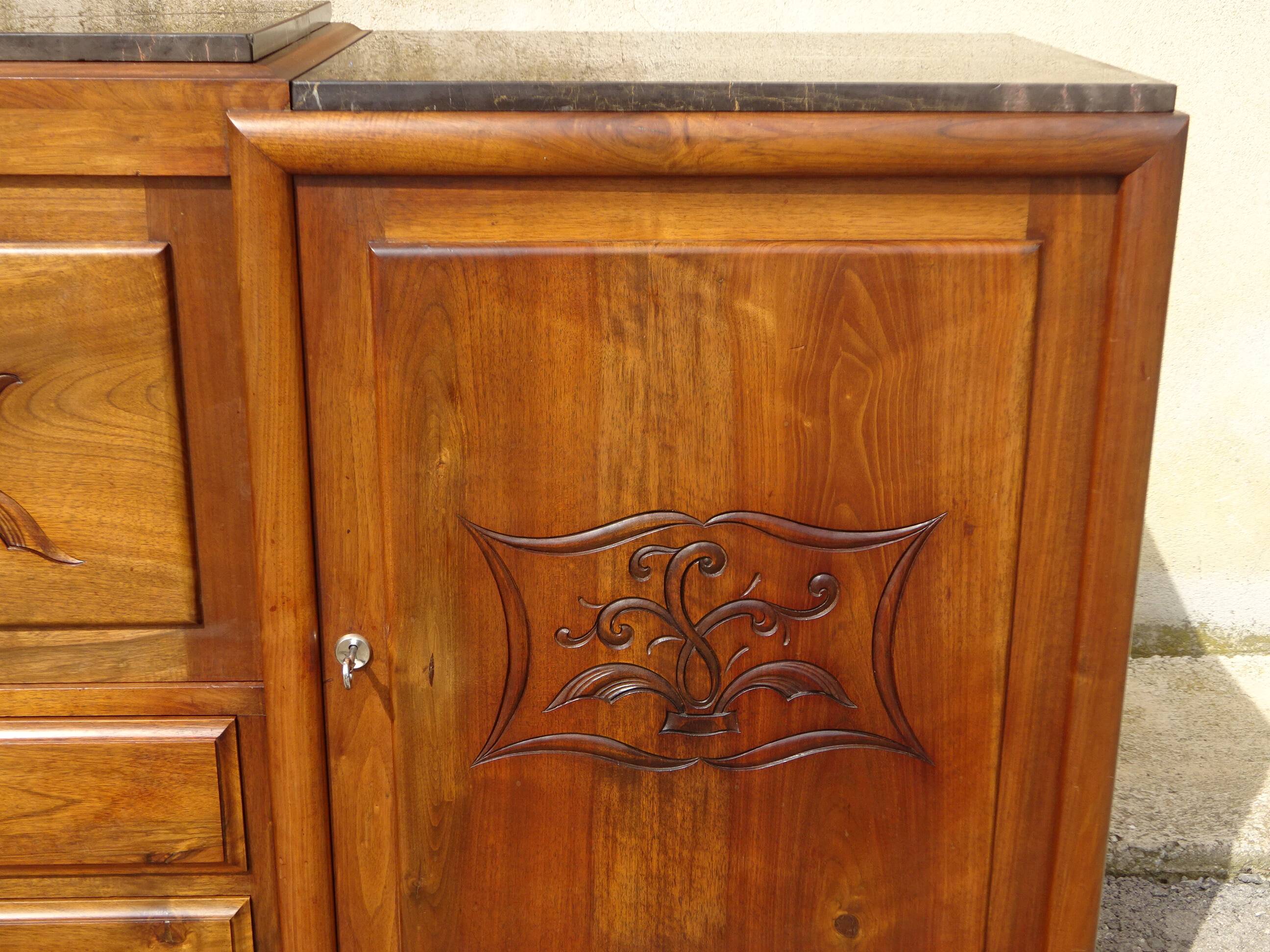 Large buffet en noyer massif, dessus en marbre noir