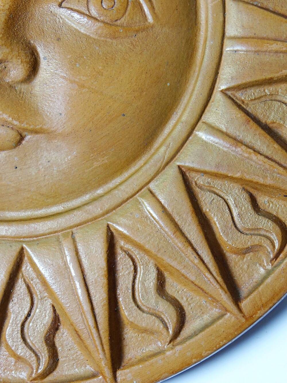 Plaque murale soleil anthropomorphe en terre cuite patinée, Italie 1996