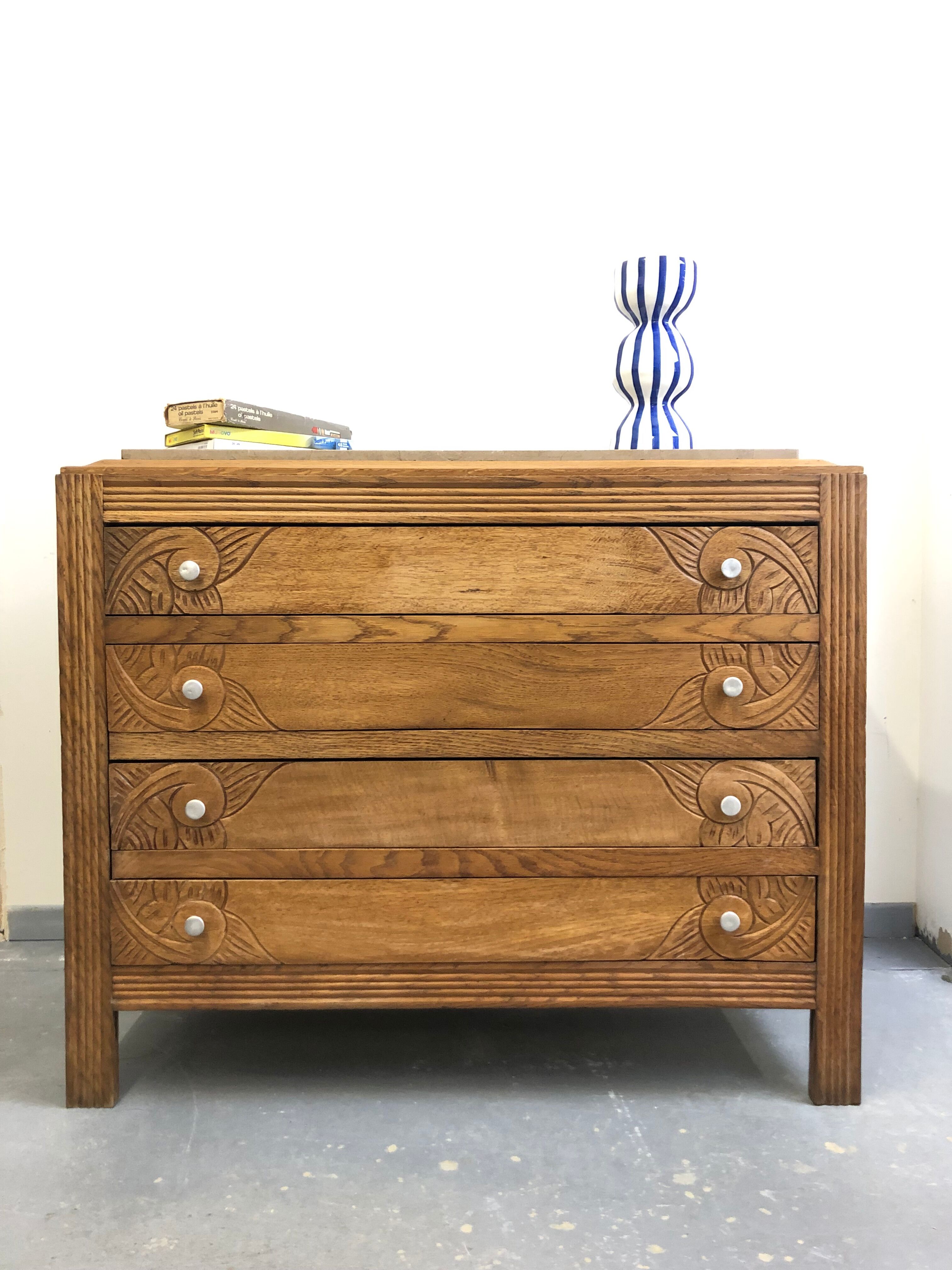 Oak chest of drawers