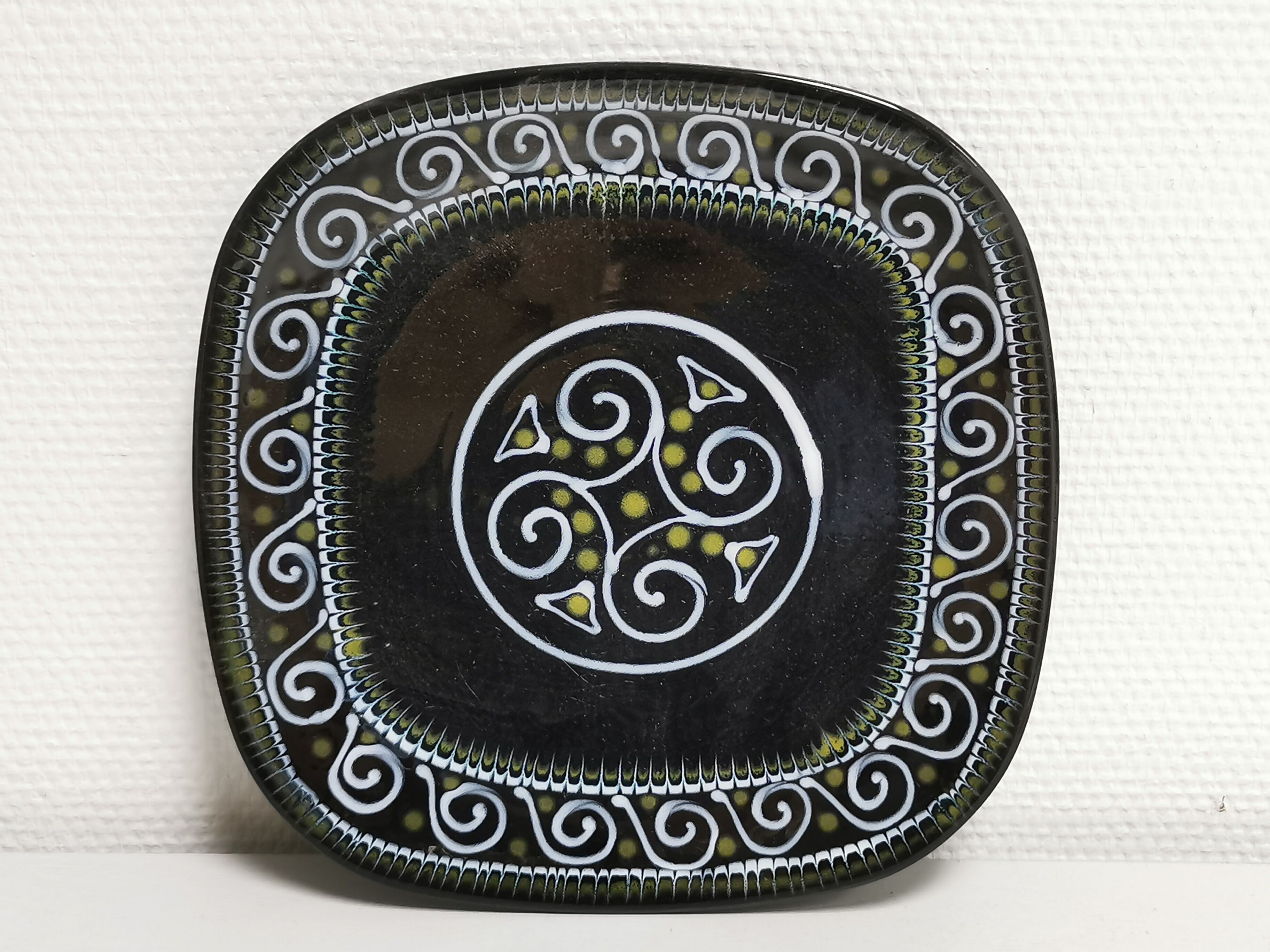 Beautiful Vintage Dish Breton Ceramic signed Ty Breiz of the 70s. Quimper Brittany ....