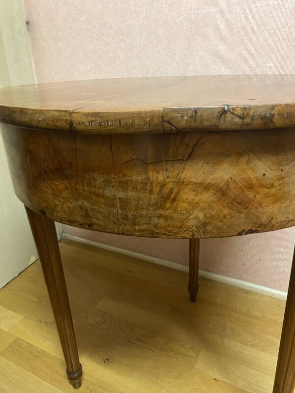 Guéridon de style Louis XVI en noyer et placage de noyer