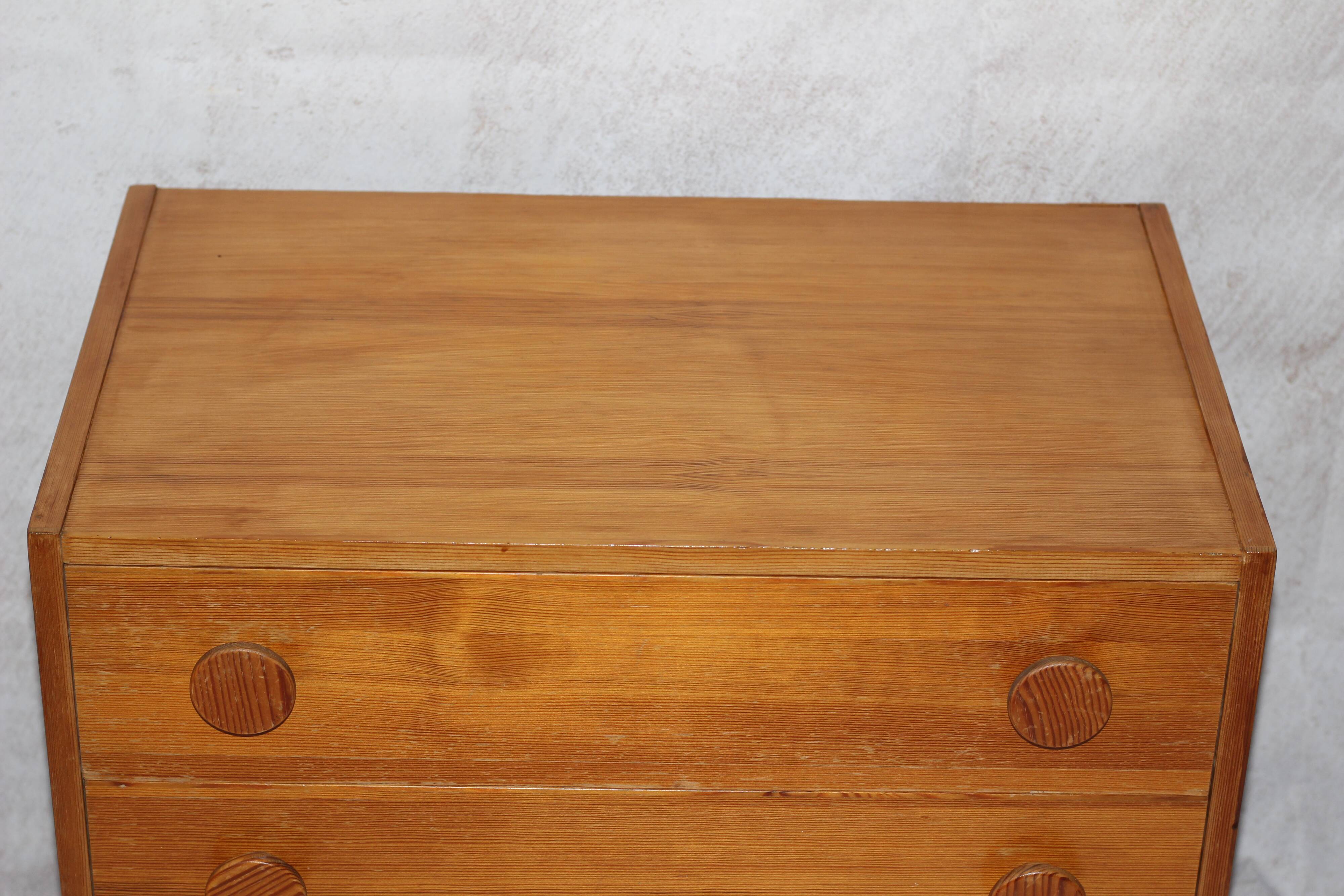 Petite commode en pin scandinave vintage