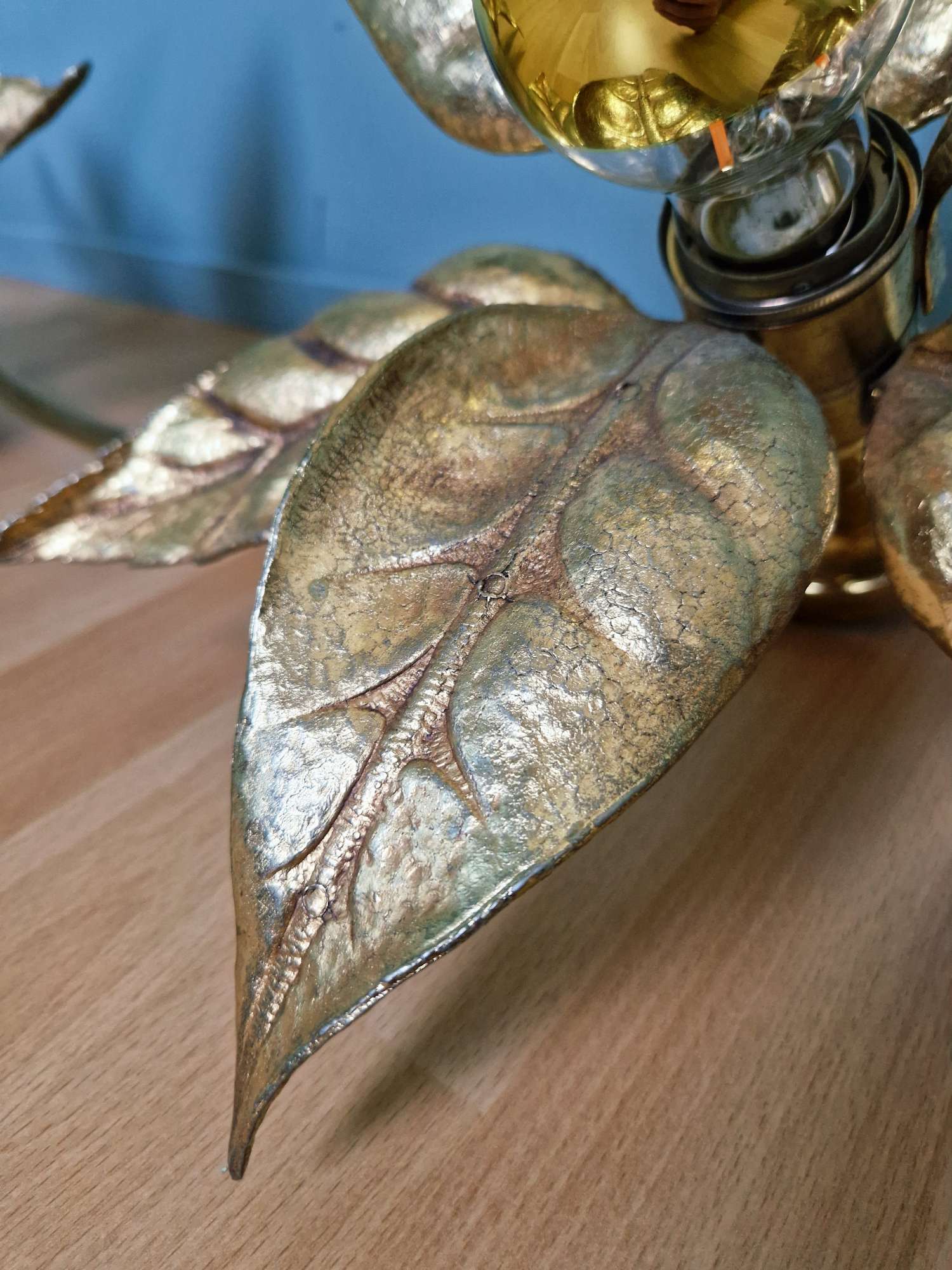 Large floral wall light in brass and gilded metal, Willy Daro, 1970.