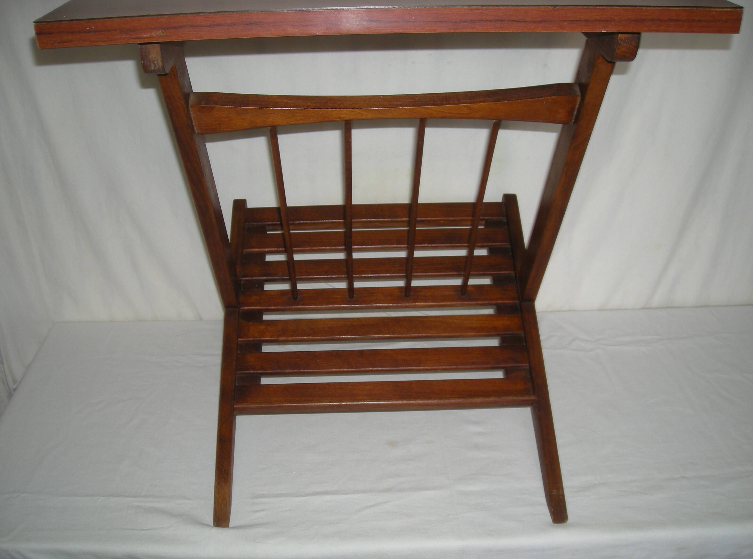 Table basse ; range disques ; revues style scandinave des années 50
