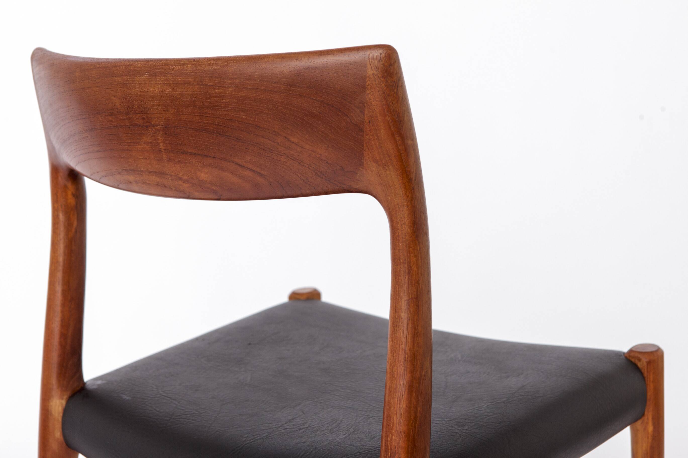 Chaise danoise en teck modèle 77 par Niels Otto Møller, 1956