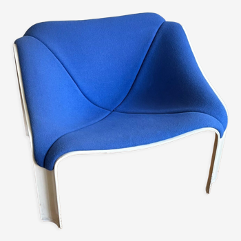 Fauteuil de salon F300 de Pierre Paulin bleu