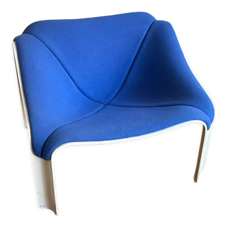 Living room chair F300 by Pierre Paulin blue perfect condition