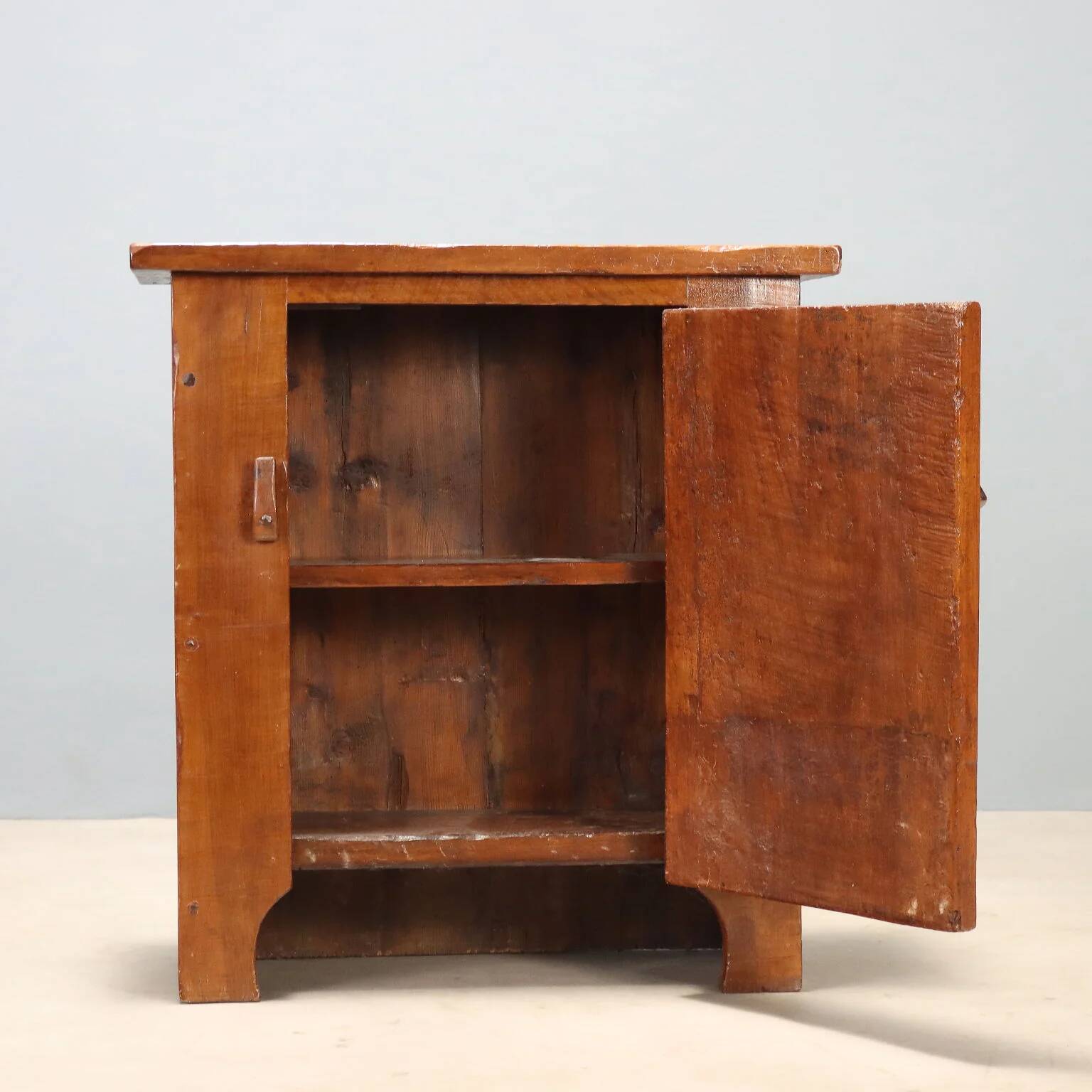 Walnut credenza with floral engraving - Italy 19th century